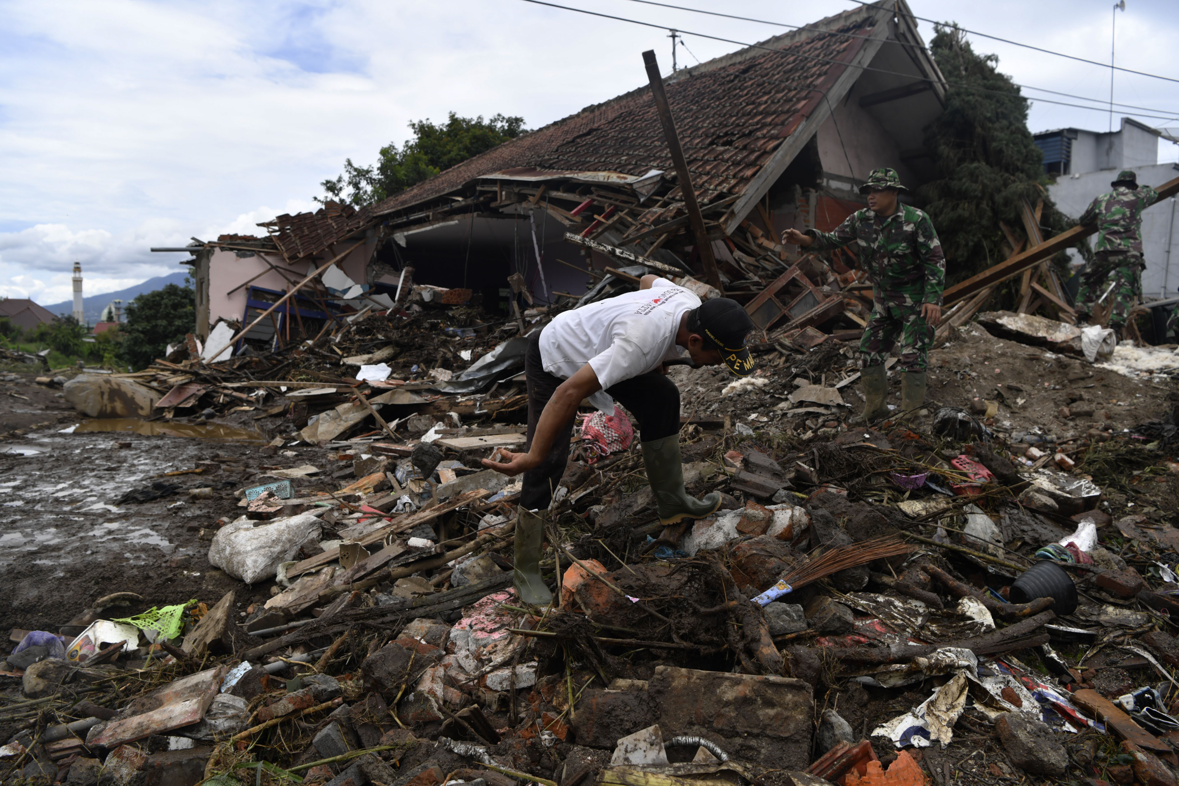 Pencarian Korban Banjir Bandang di Batu