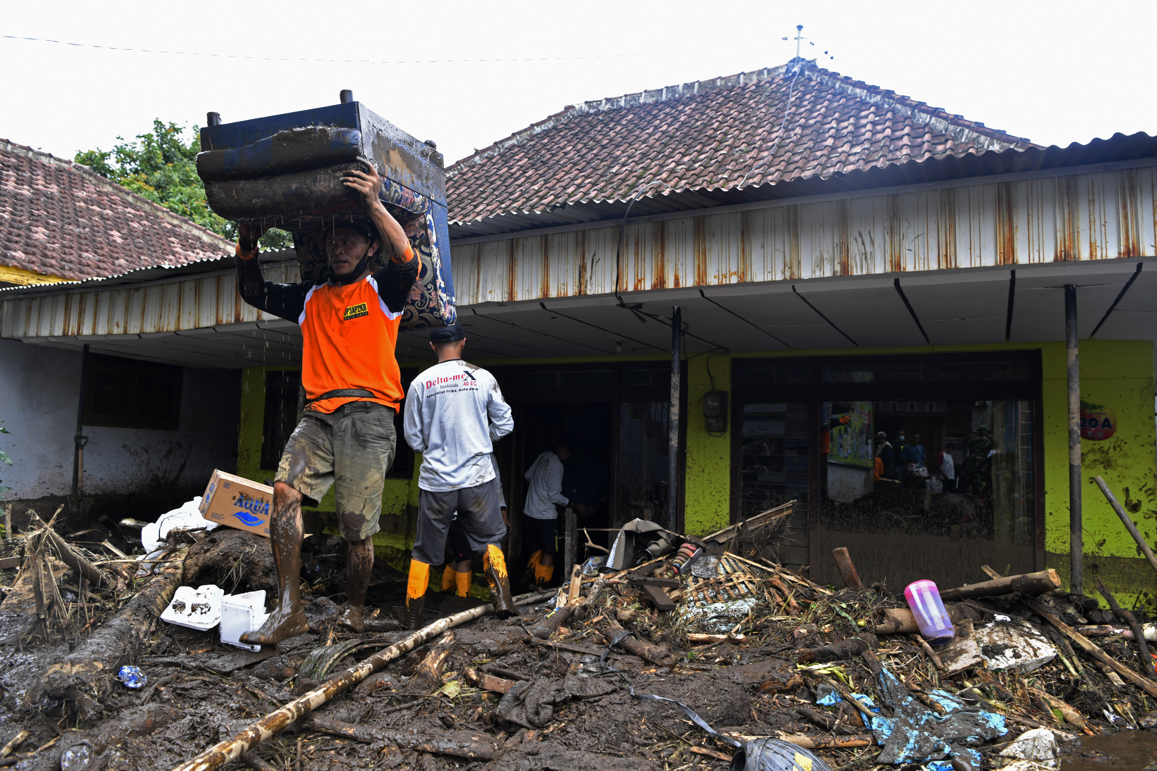 Pencarian Korban Banjir Bandang di Batu