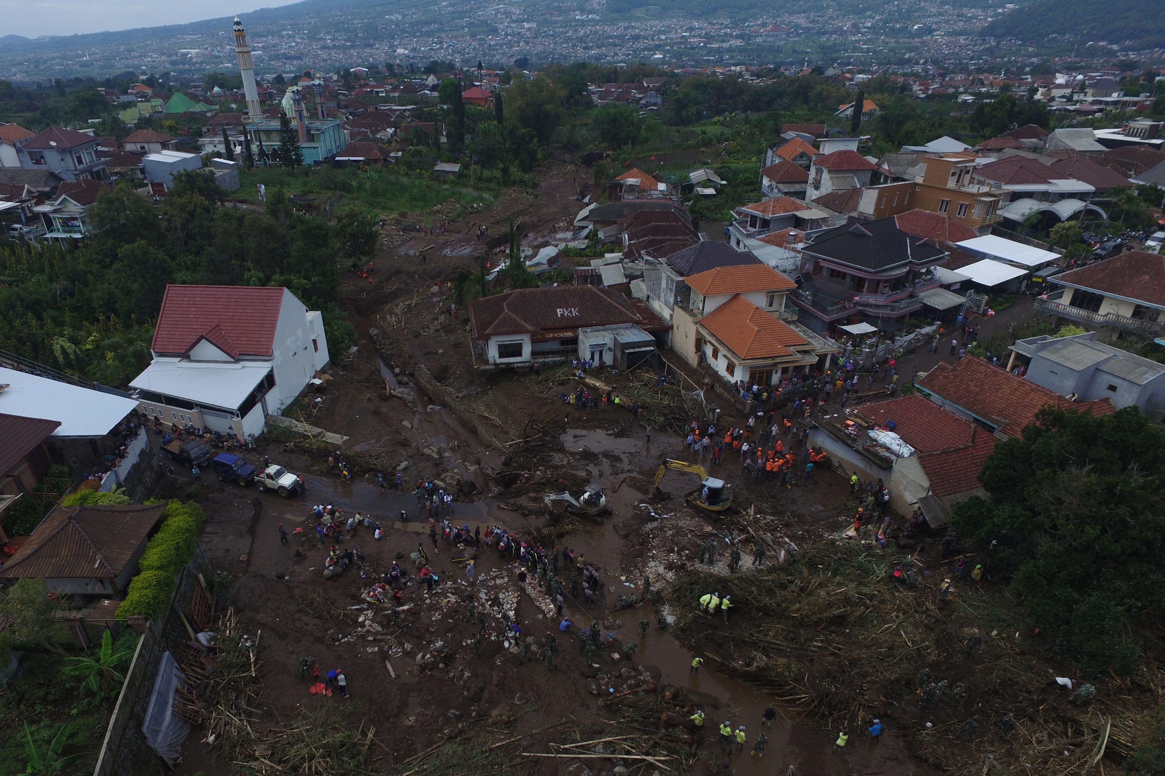 Pencarian Korban Banjir Bandang di Batu