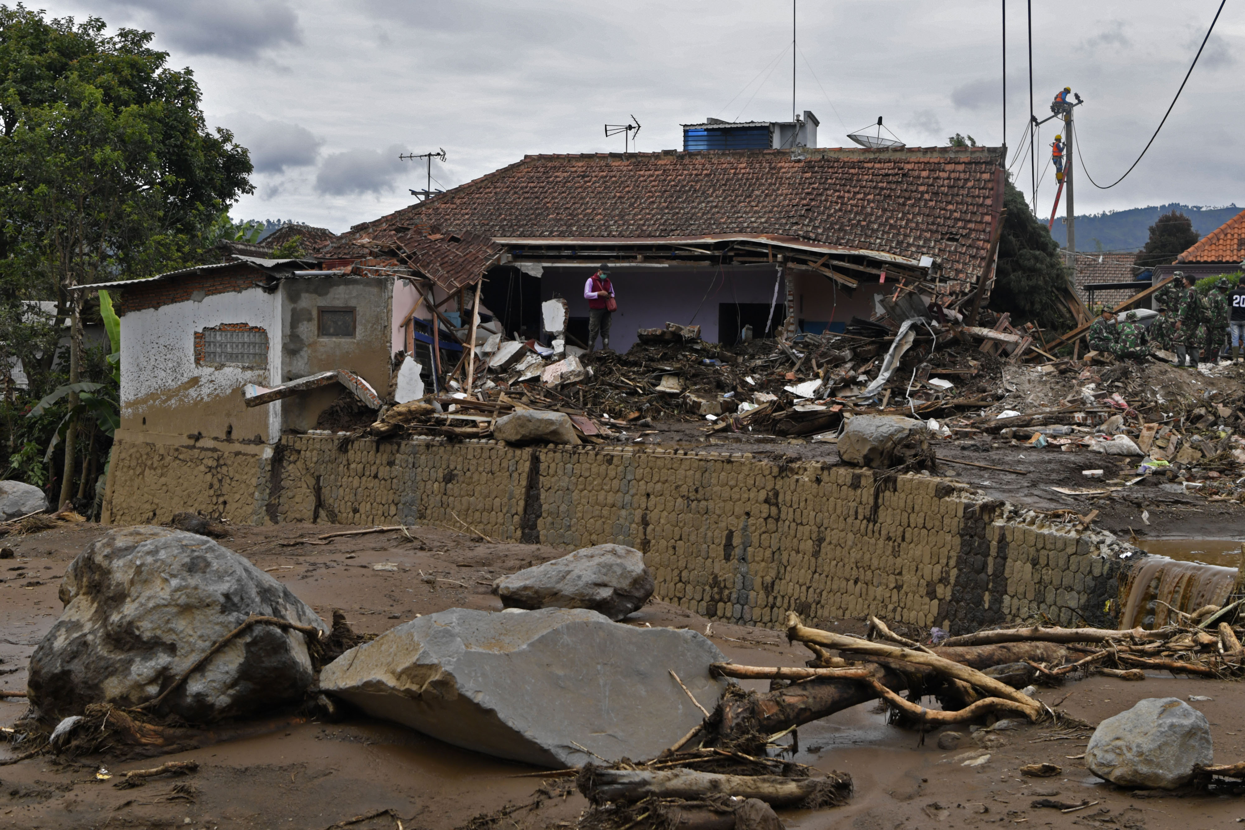 Pencarian Korban Banjir Bandang di Batu