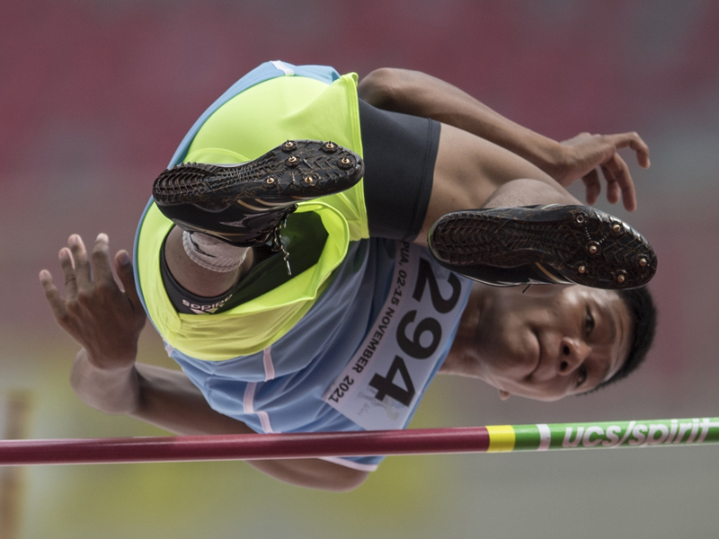 Pelompat tinggi putra Papua Dapiel Bayage Raih Emas