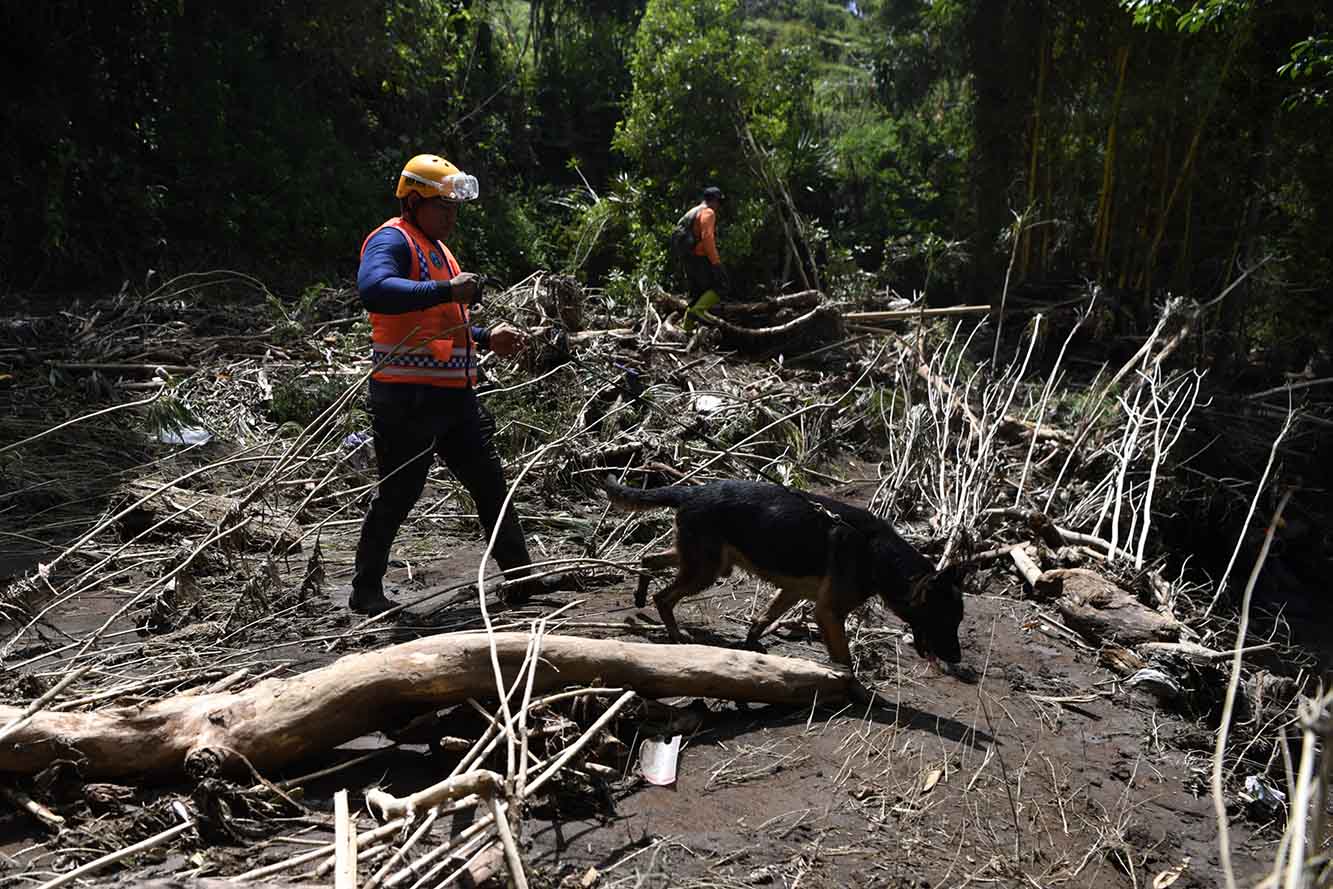 Pencarian Korban Banjir Bandang Batu
