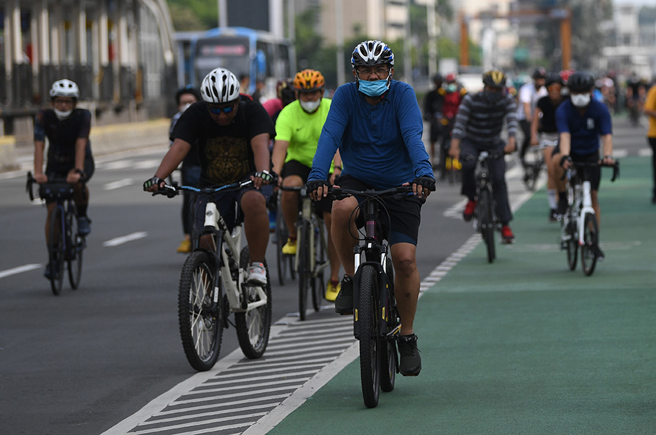 Warga Jakarta Berolahraga di Masa PPKM Level 1