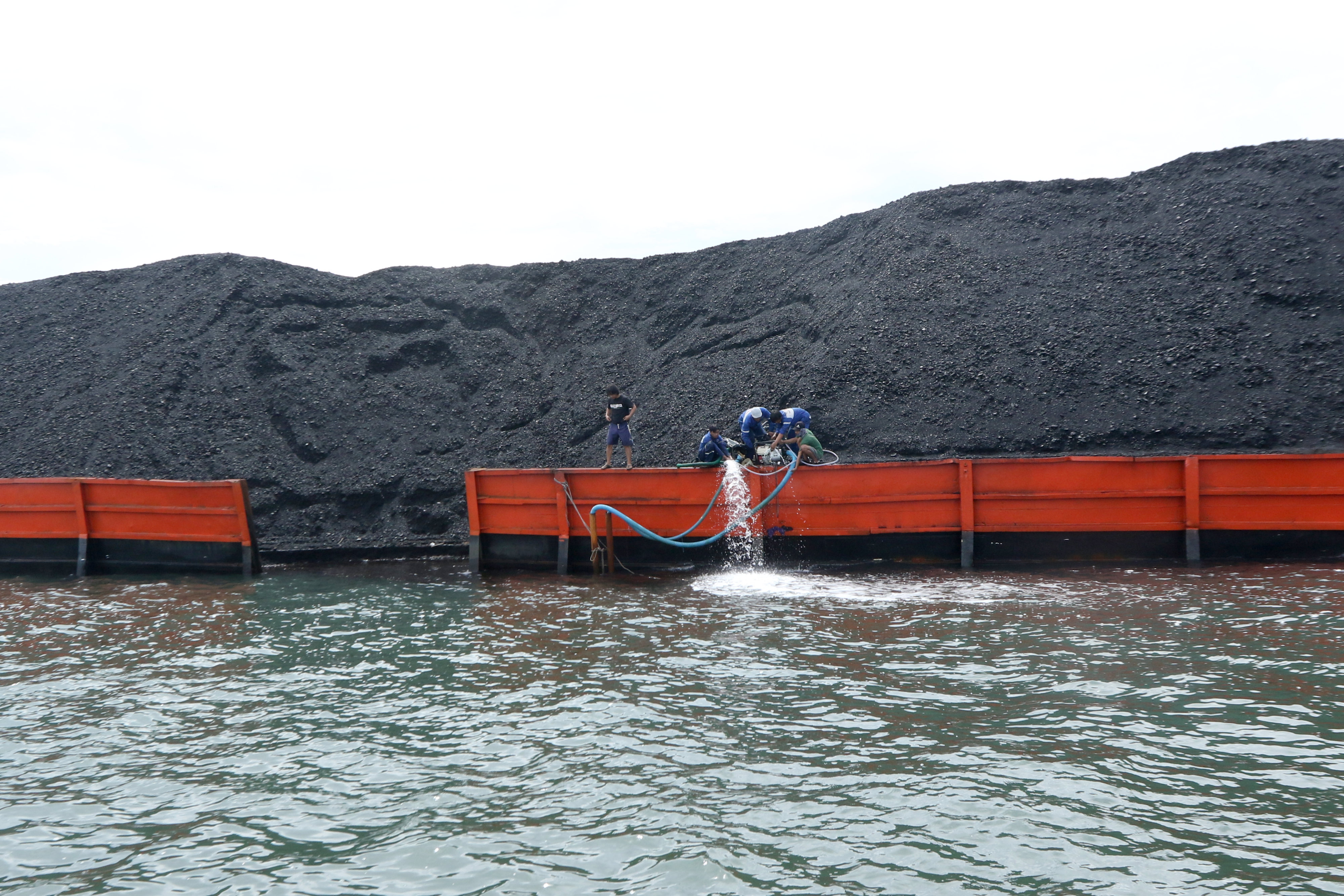 Kebocoran Kapal Tongkang Pengangkut Batu Bara