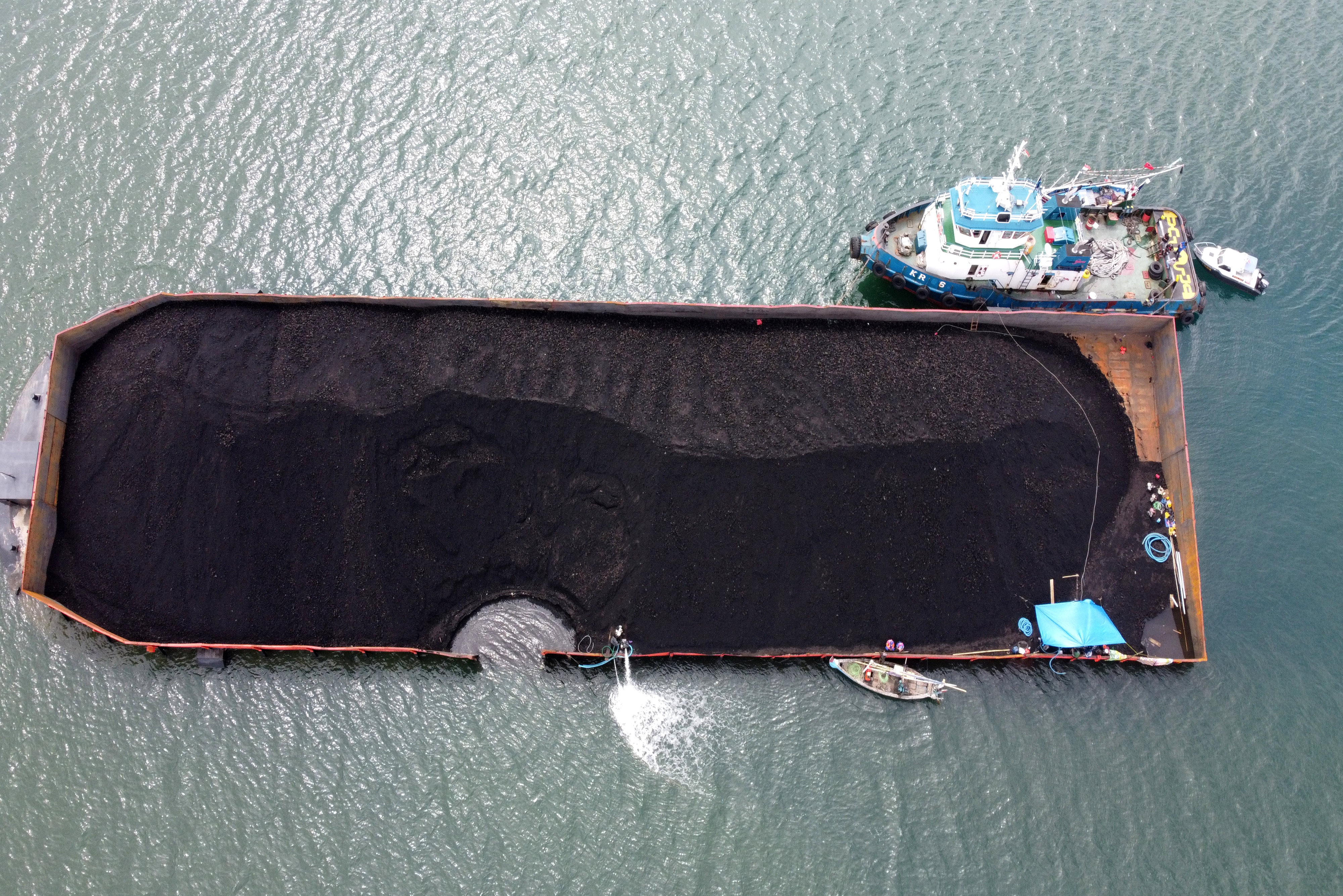 Kebocoran Kapal Tongkang Pengangkut Batu Bara