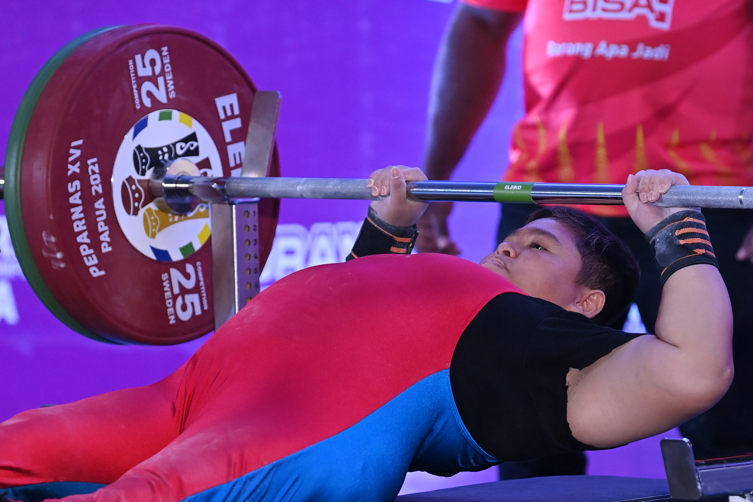 Rekor Nasional Angkat Berat 61 Kg Putri