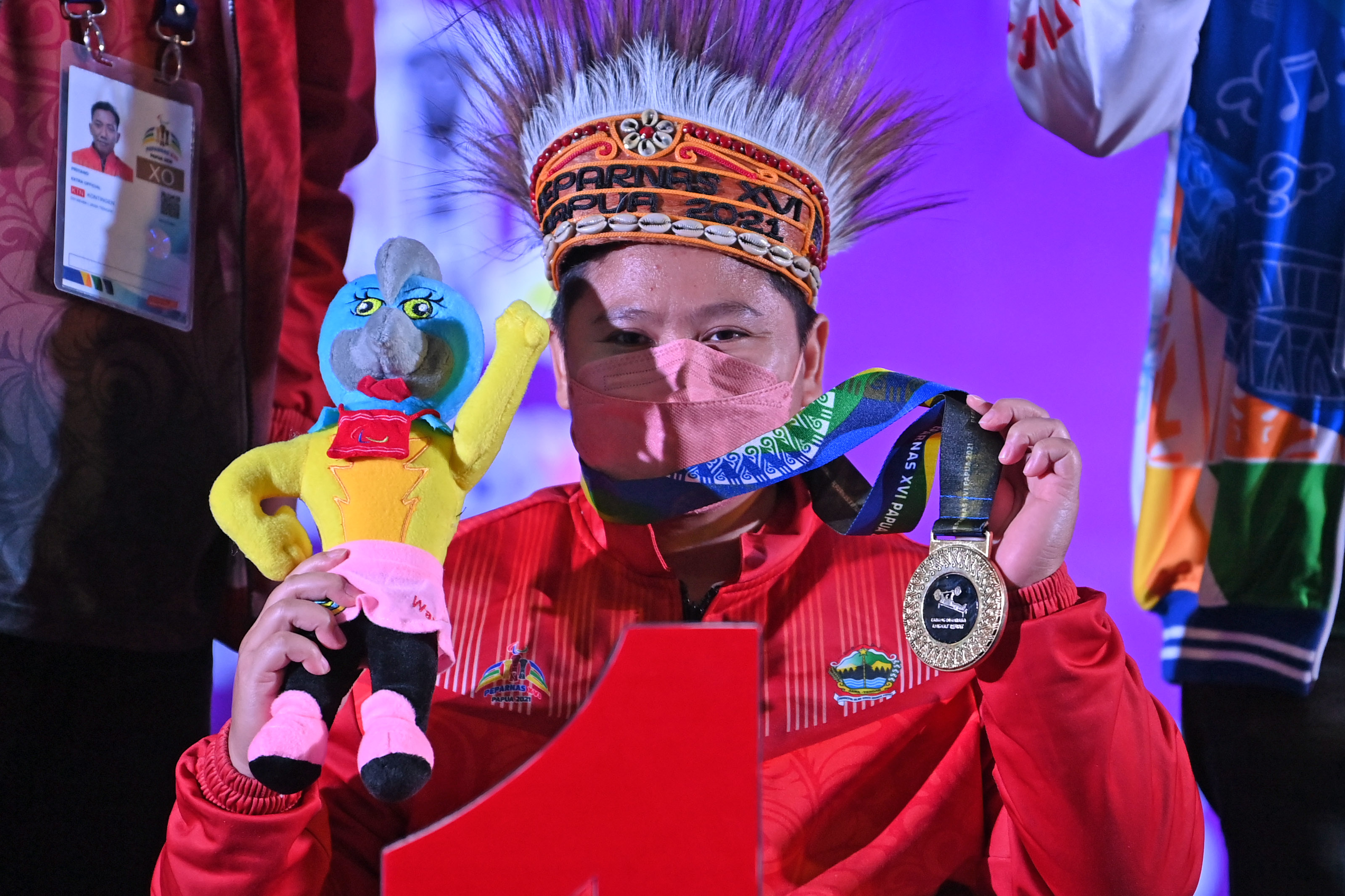 Rekor Nasional Angkat Berat 61 Kg Putri