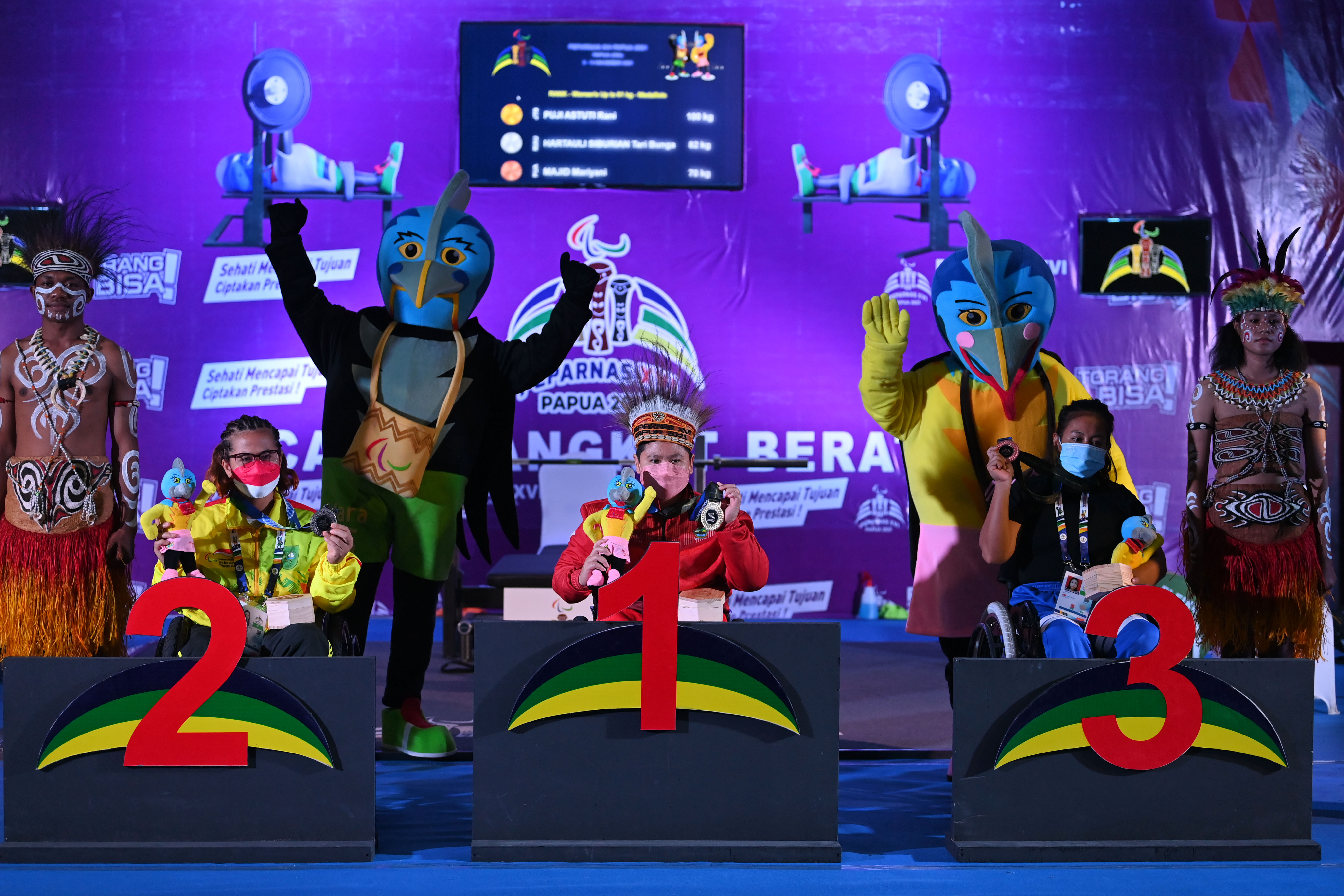 Rekor Nasional Angkat Berat 61 Kg Putri