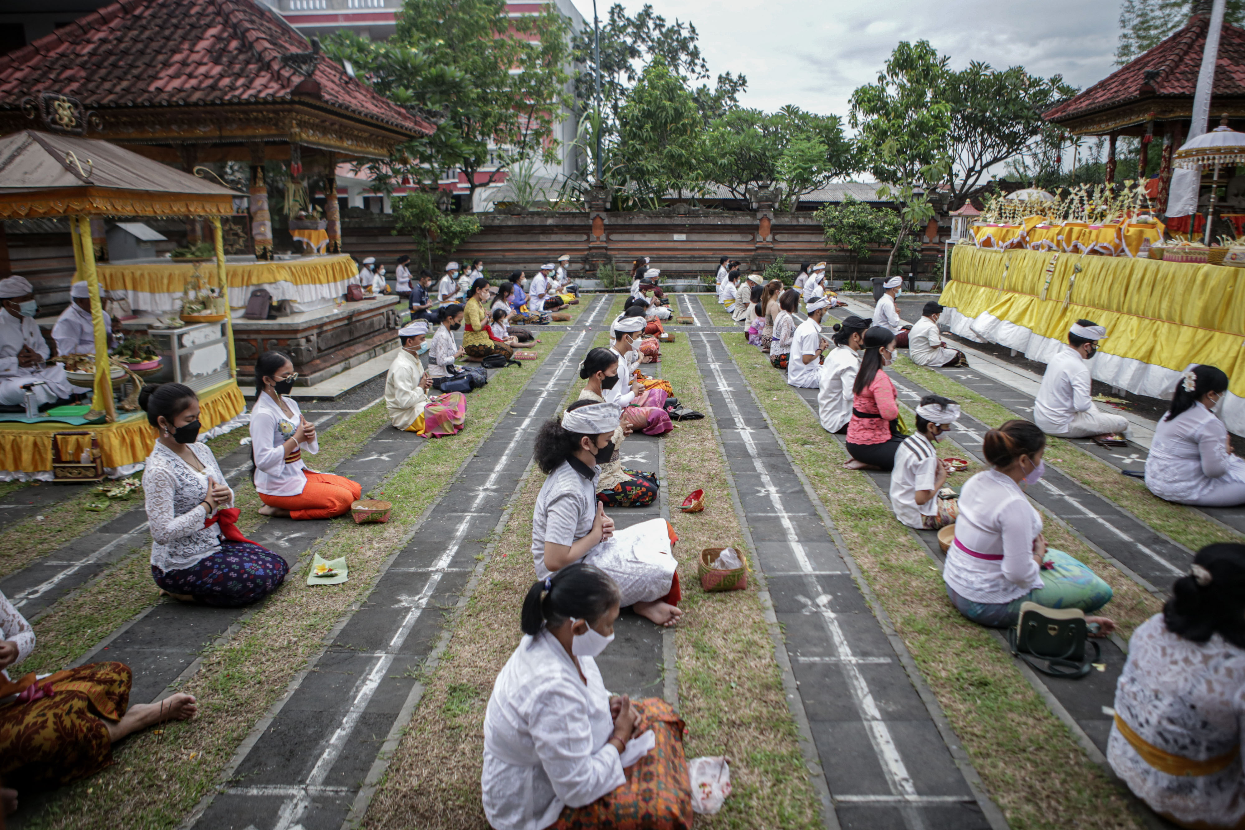 Persembahyangan Galungan di Tangerang