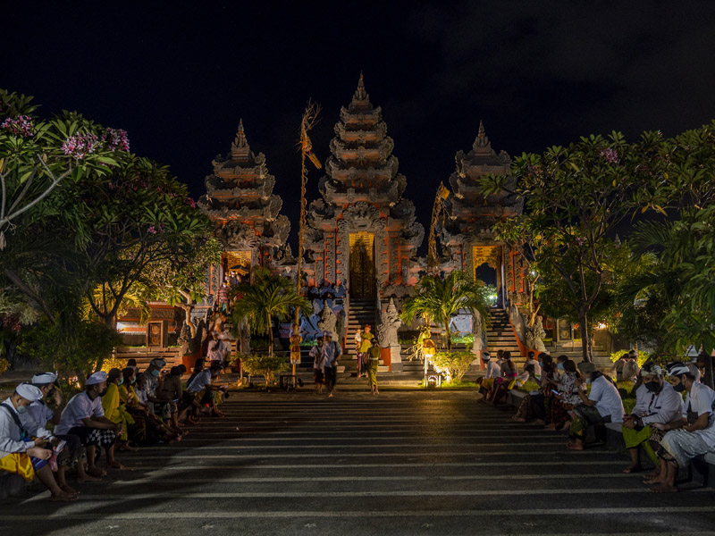 Persembahyangan Hari Galungan Di Palu