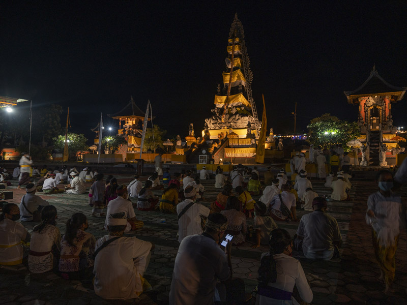 Persembahyangan Hari Galungan Di Palu