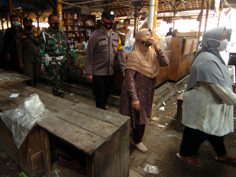 Razia Pedagang Yang Belum Divaksin