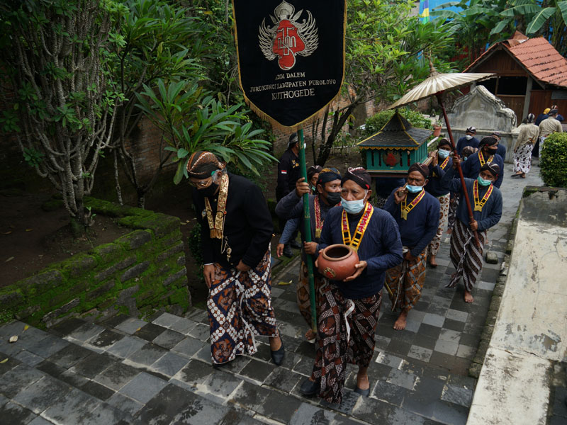 Prosesi Nguras Sendang Seliran