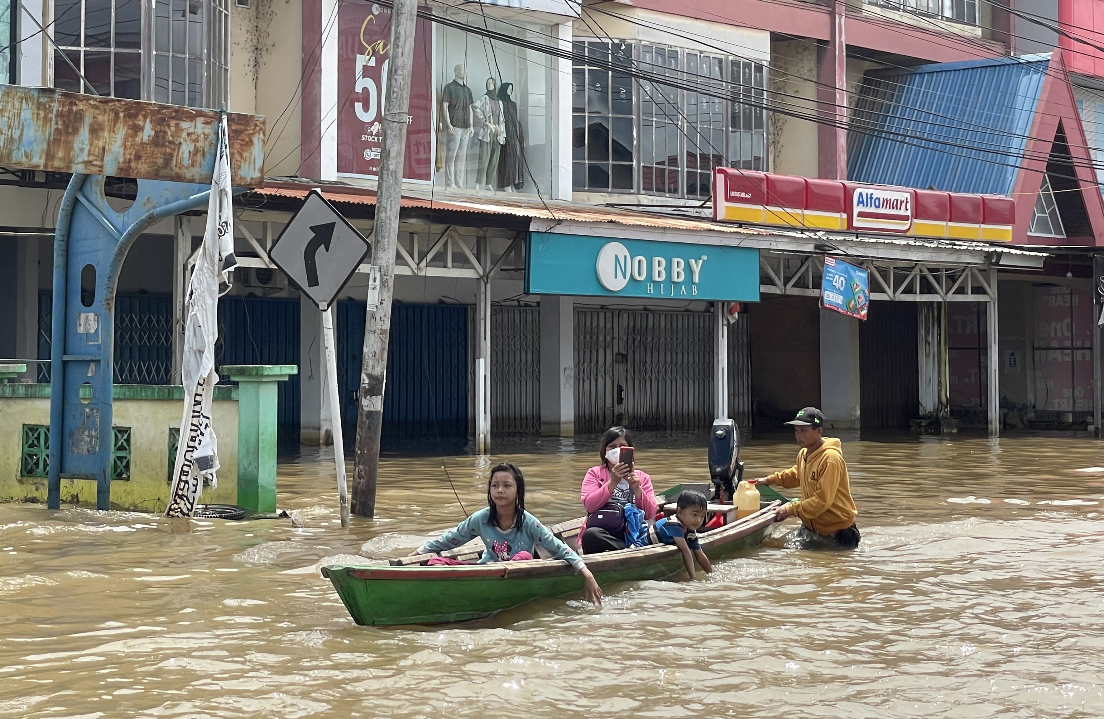 Tiga Pekan Sintang Terendam Banjir
