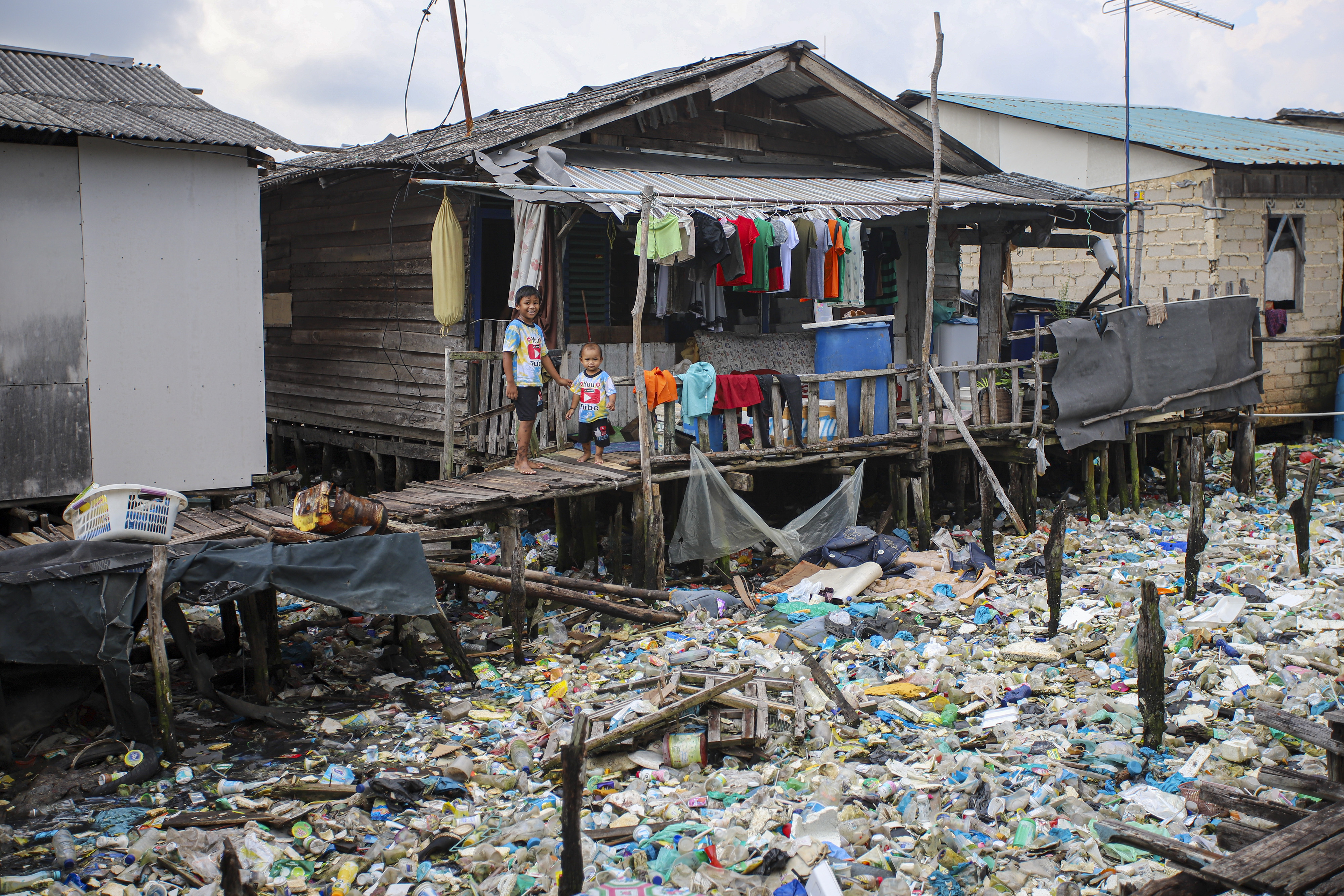 Sampah di Permukaan Pesisir Pulau Batam