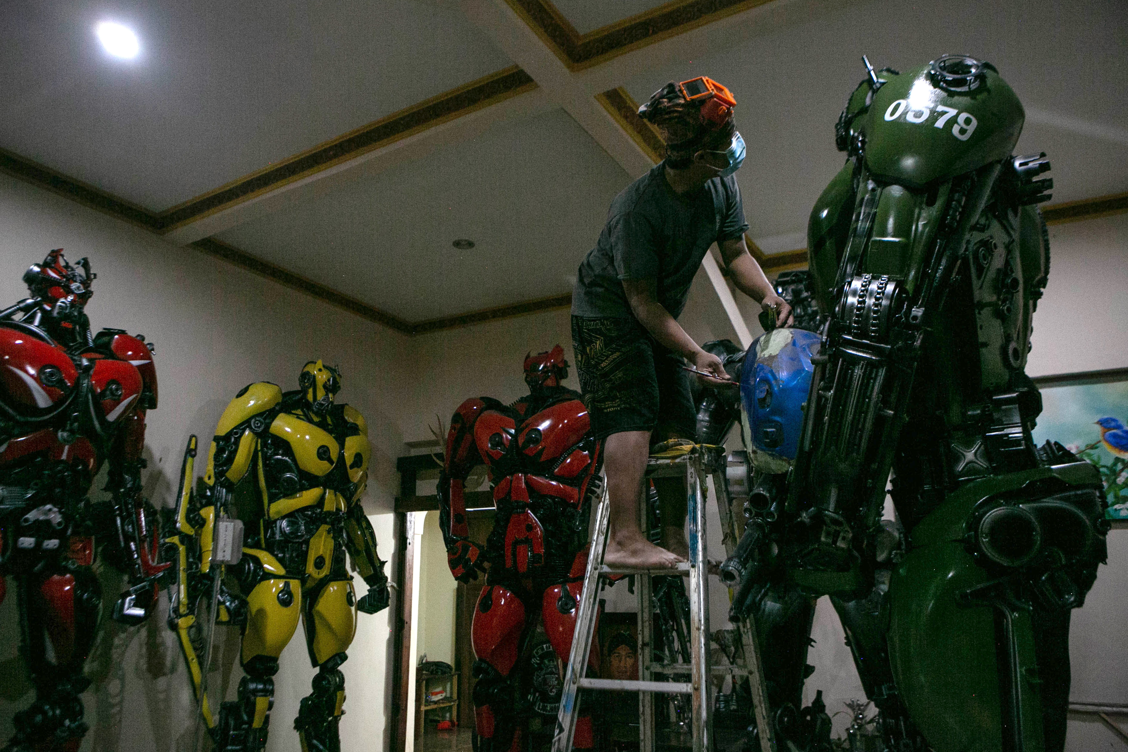 Kerajinan Robot dari Limbah Otomotif