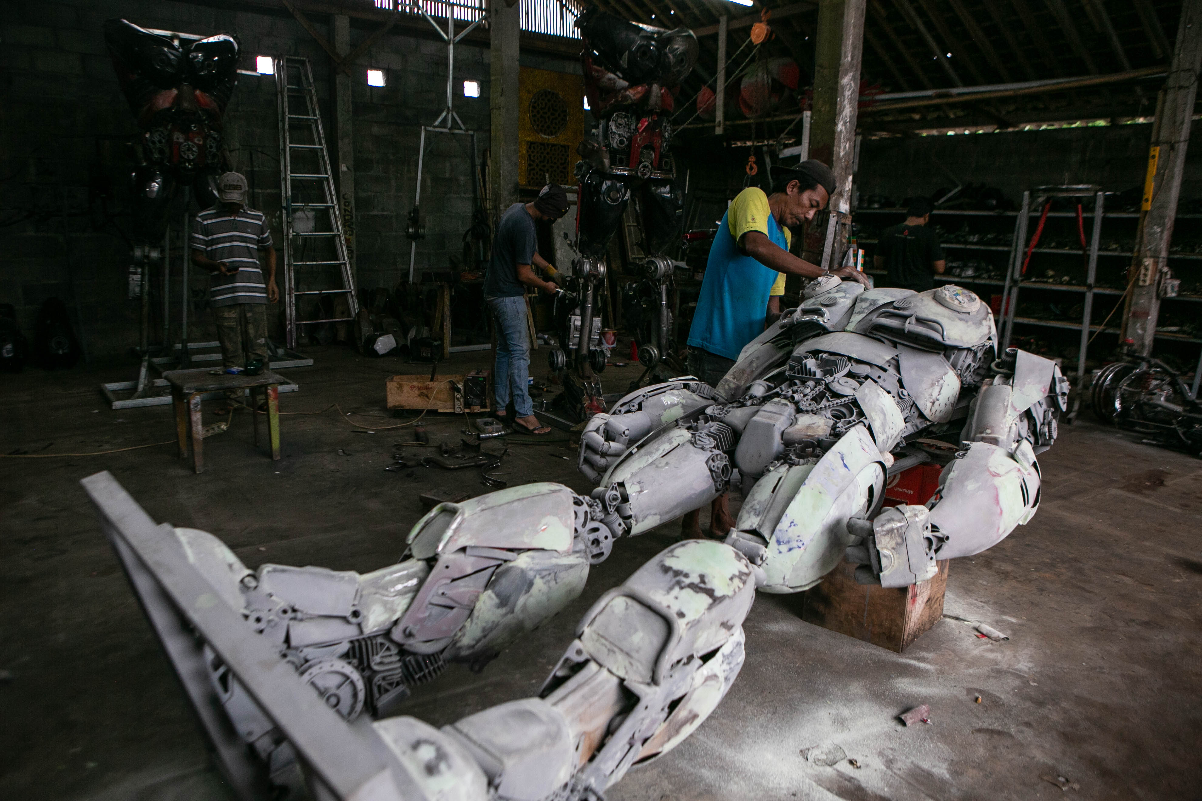 Kerajinan Robot dari Limbah Otomotif