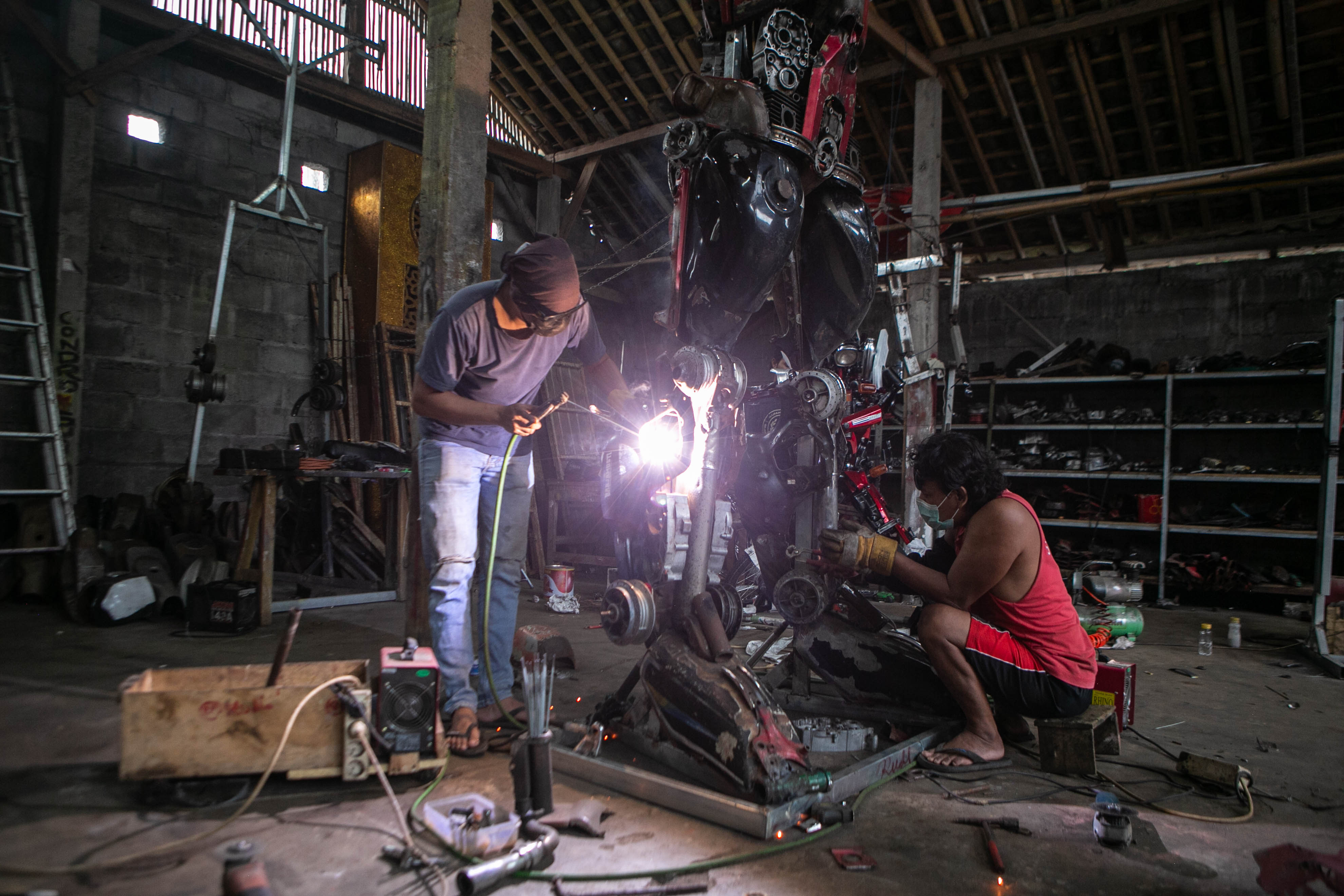 Kerajinan Robot dari Limbah Otomotif