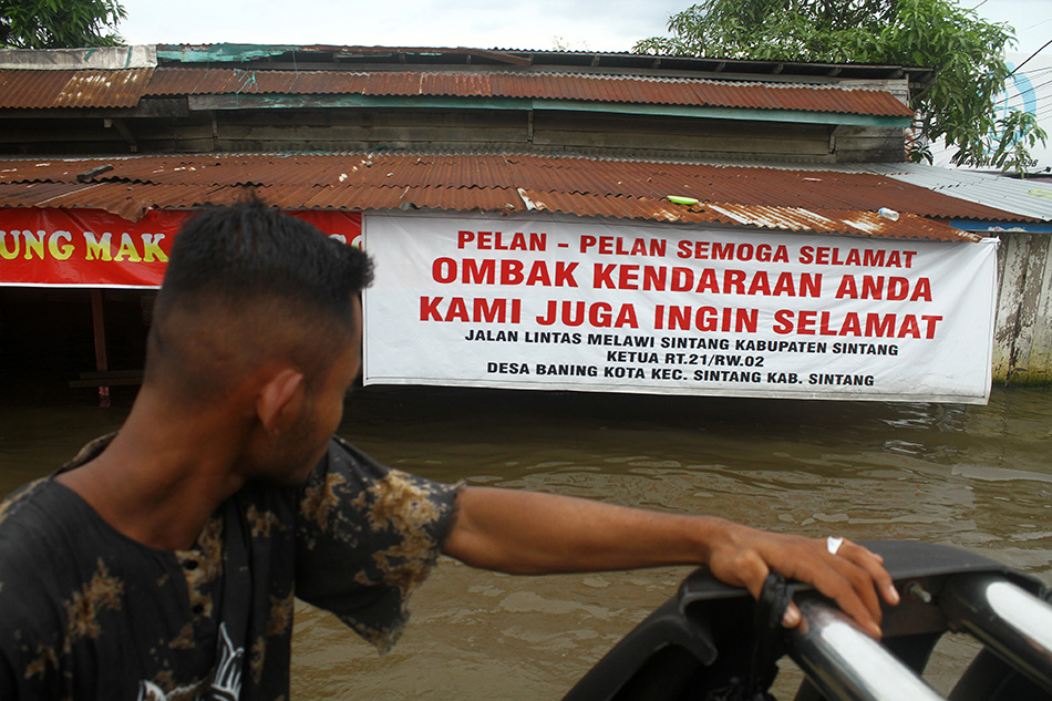 Banjir di Jalan Lintas Melawi Sintang