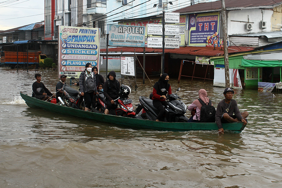 Banjir di Jalan Lintas Melawi Sintang