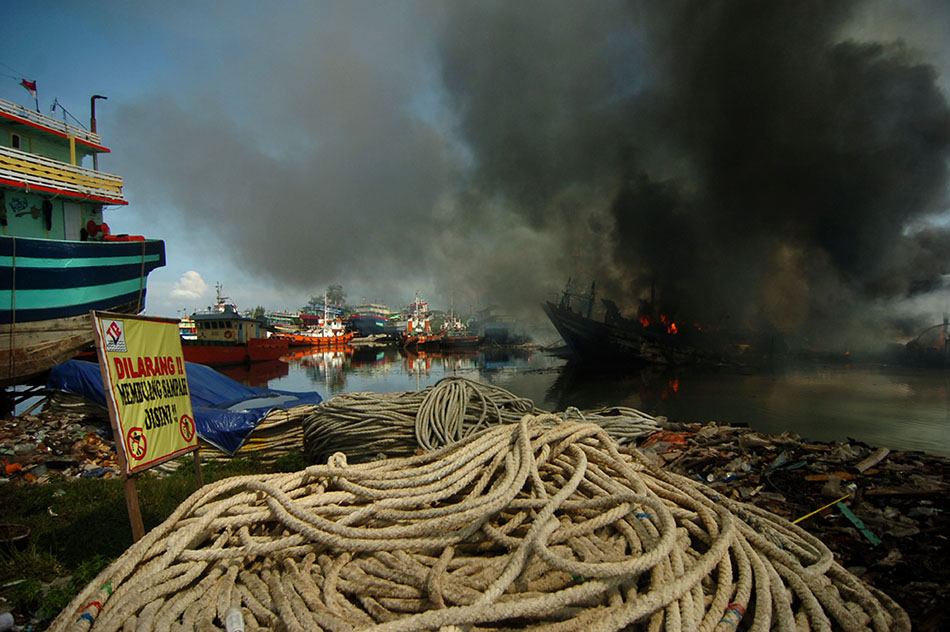 Kapal Nelayan di Kota Tegal Terbakar