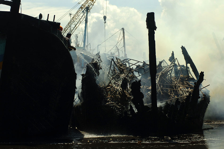 Kapal Nelayan di Kota Tegal Terbakar