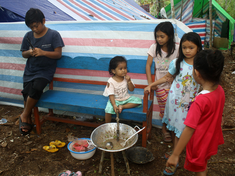 Korban Banjir Mengungsi Di Hutan