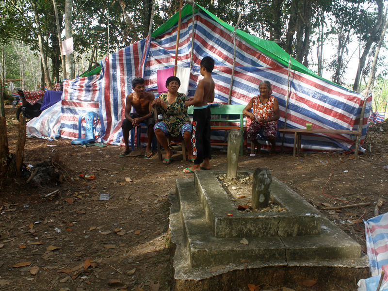 Korban Banjir Mengungsi Di Hutan