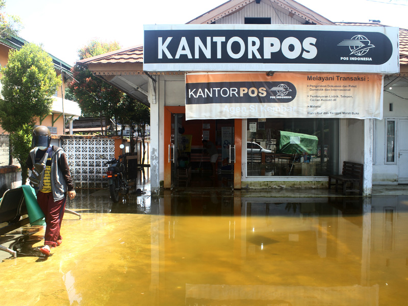 Pelayanan Kantor Pos Sintang Terdampak Banjir