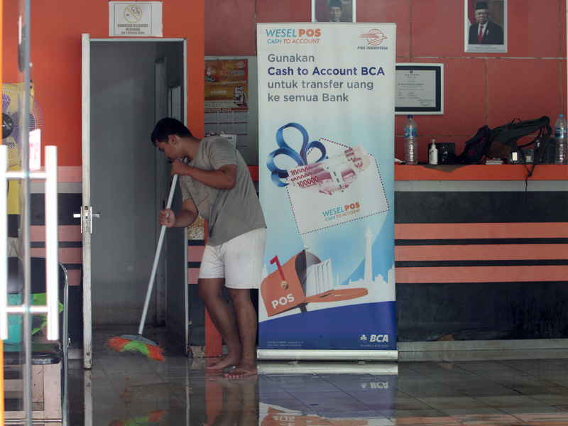Pelayanan Kantor Pos Sintang Terdampak Banjir