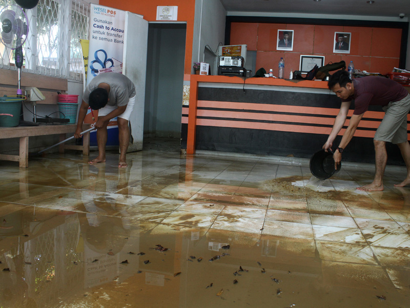 Pelayanan Kantor Pos Sintang Terdampak Banjir