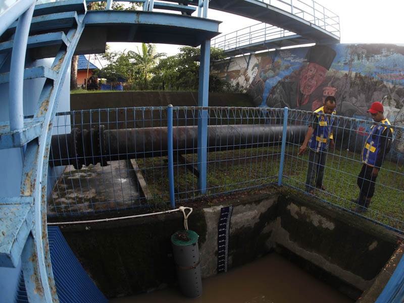Pantau Ketinggian Muka Air Di Pos AWLR Jurug, Solo
