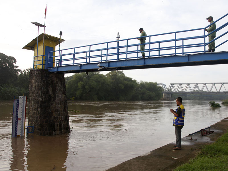 Pantau Ketinggian Muka Air Di Pos AWLR Jurug, Solo