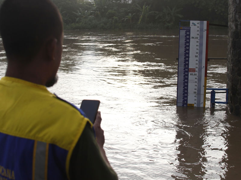 Pantau Ketinggian Muka Air Di Pos AWLR Jurug, Solo