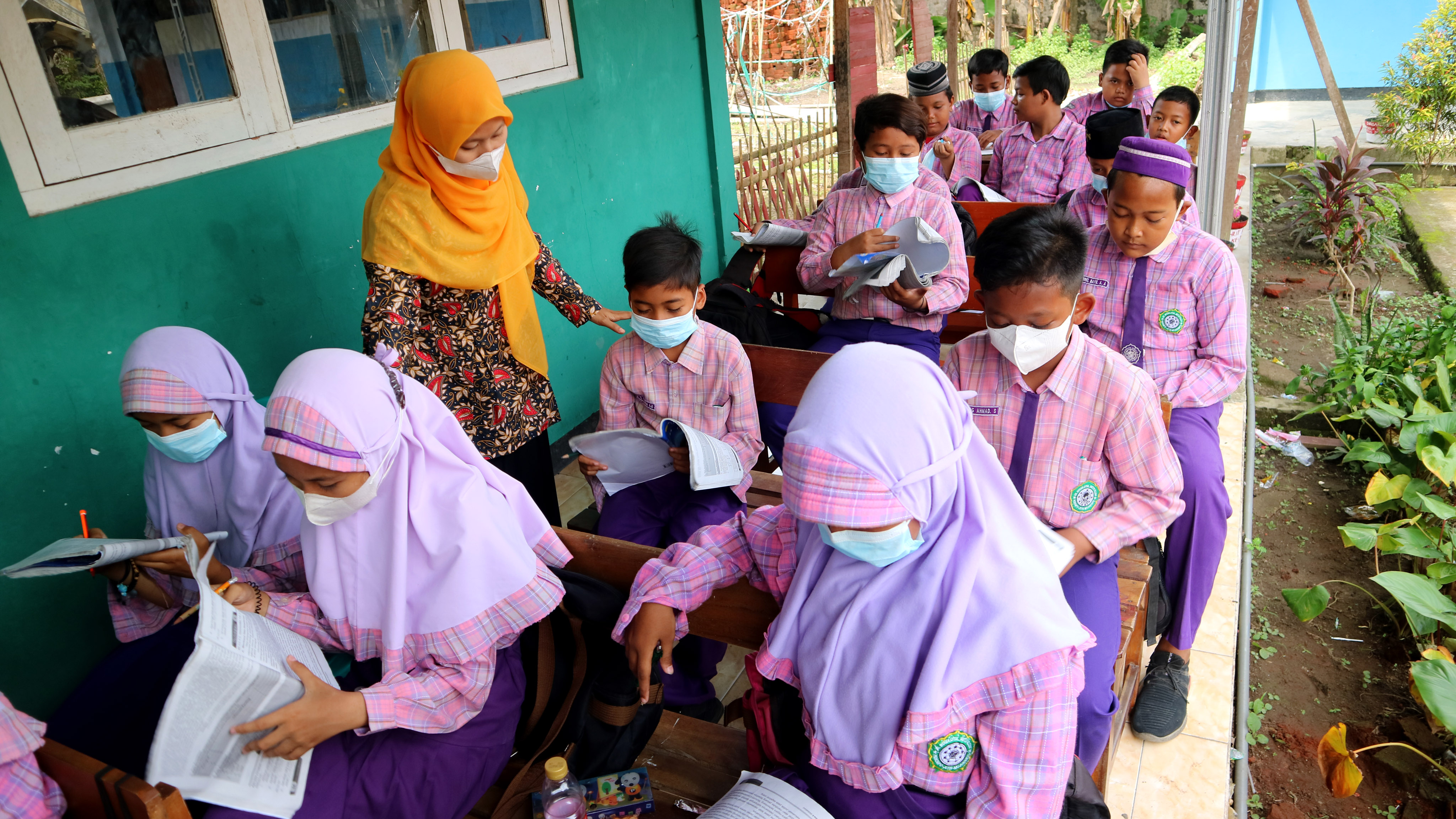 Siswa Belajar di Teras Sekolah Mojokerto