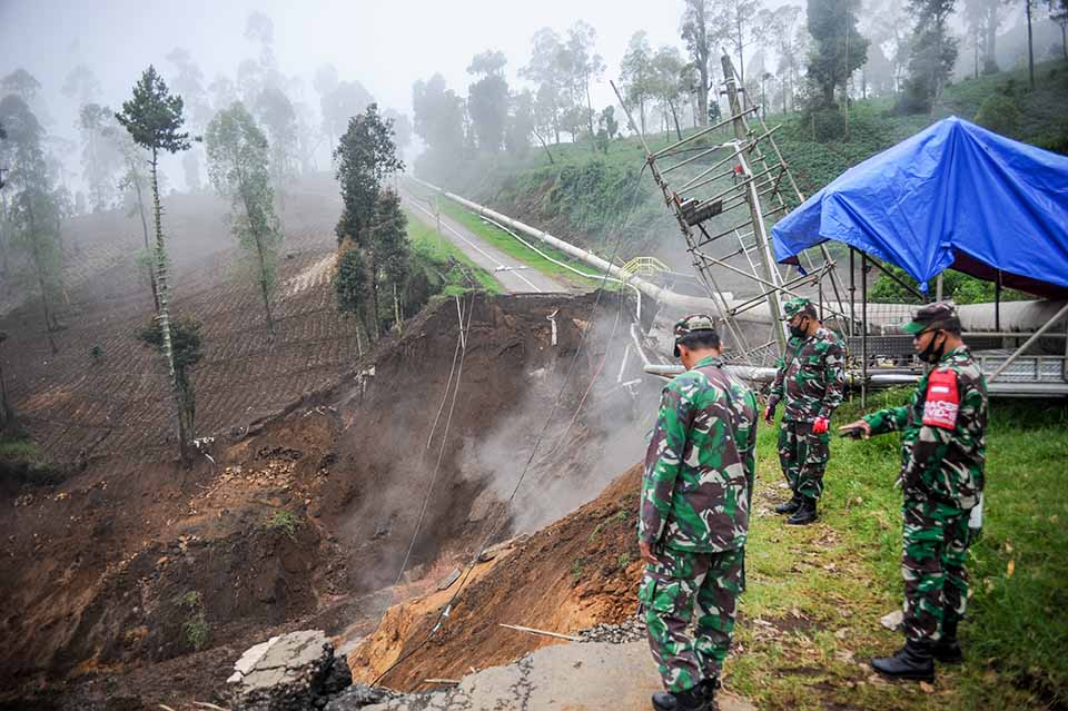 Longsor di Jalur Wisata Darajat Pass, Garut