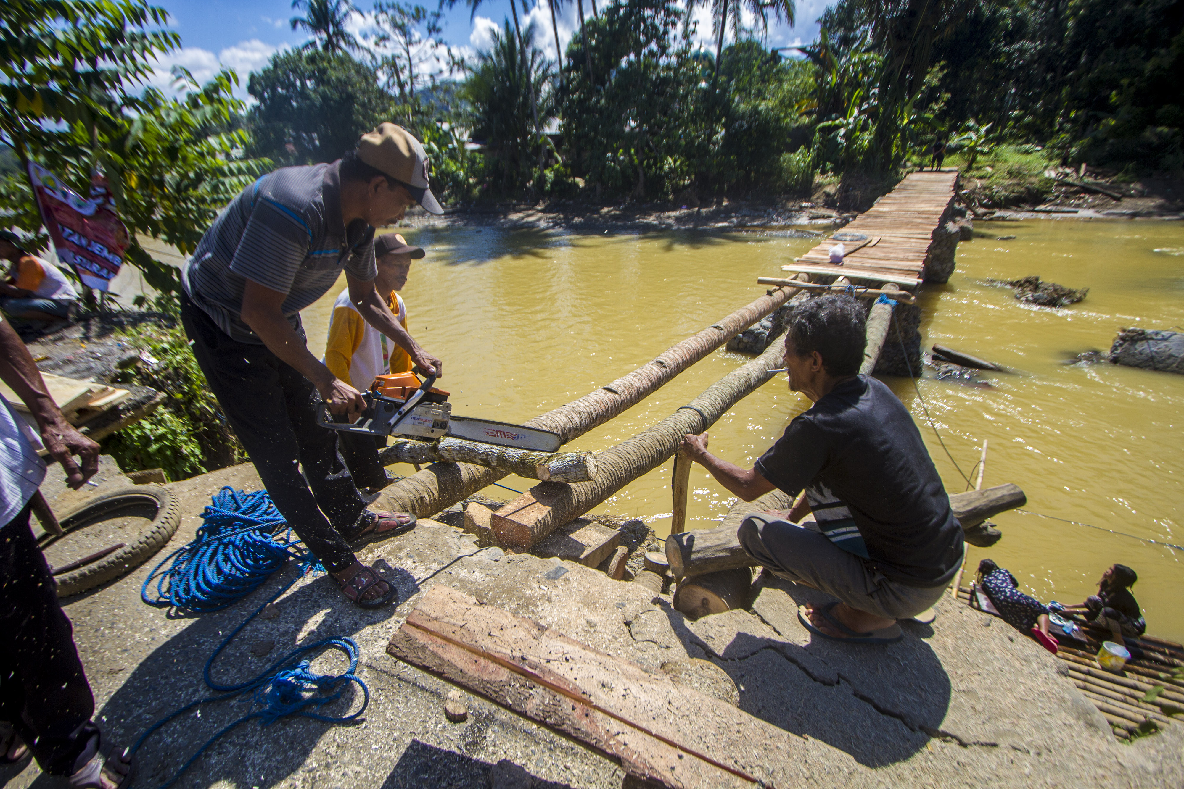 Membangun Jembatan Darurat untuk Akses  Warga