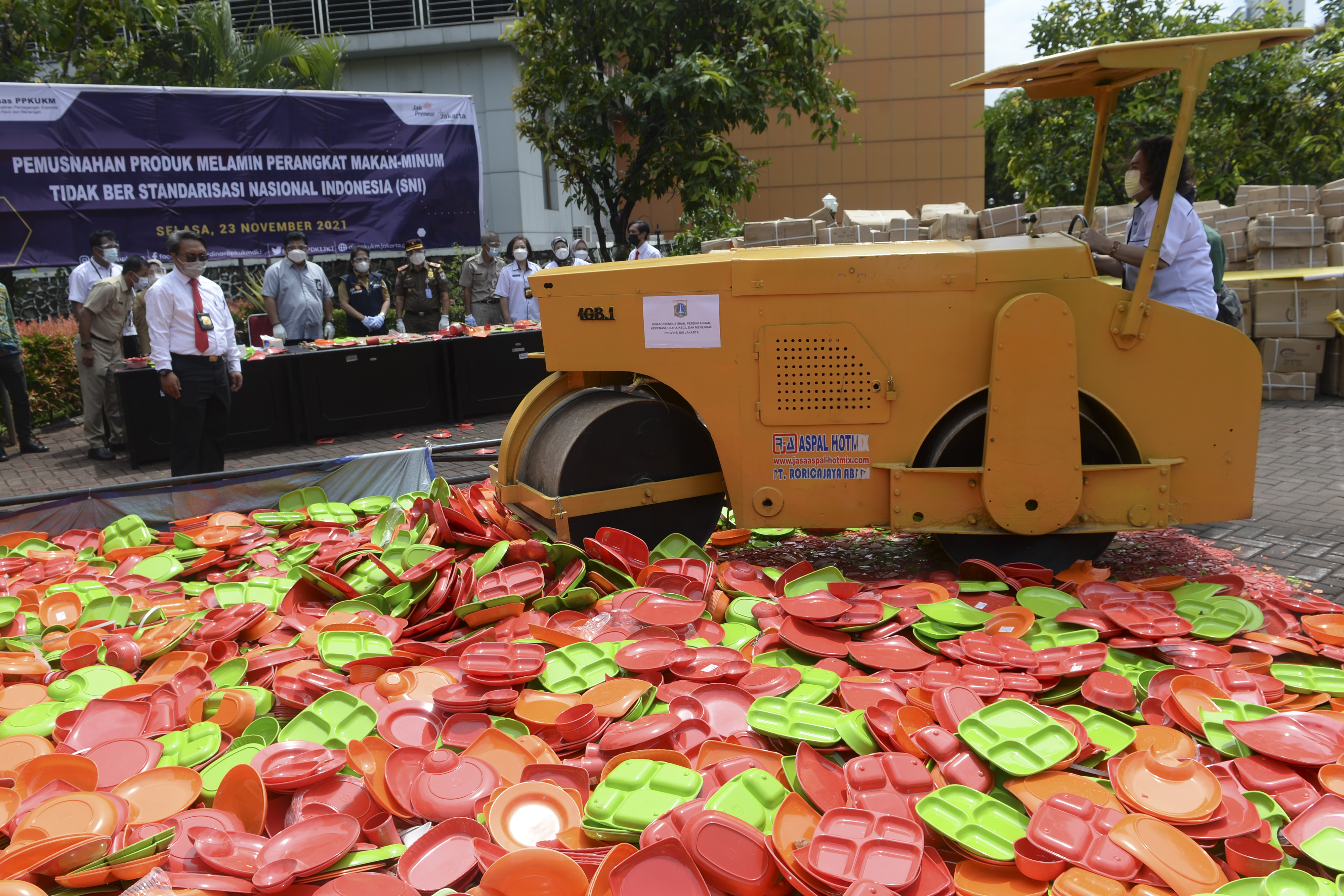 Pemusnahan Produk Melamin Tidak Memenuhi SNI