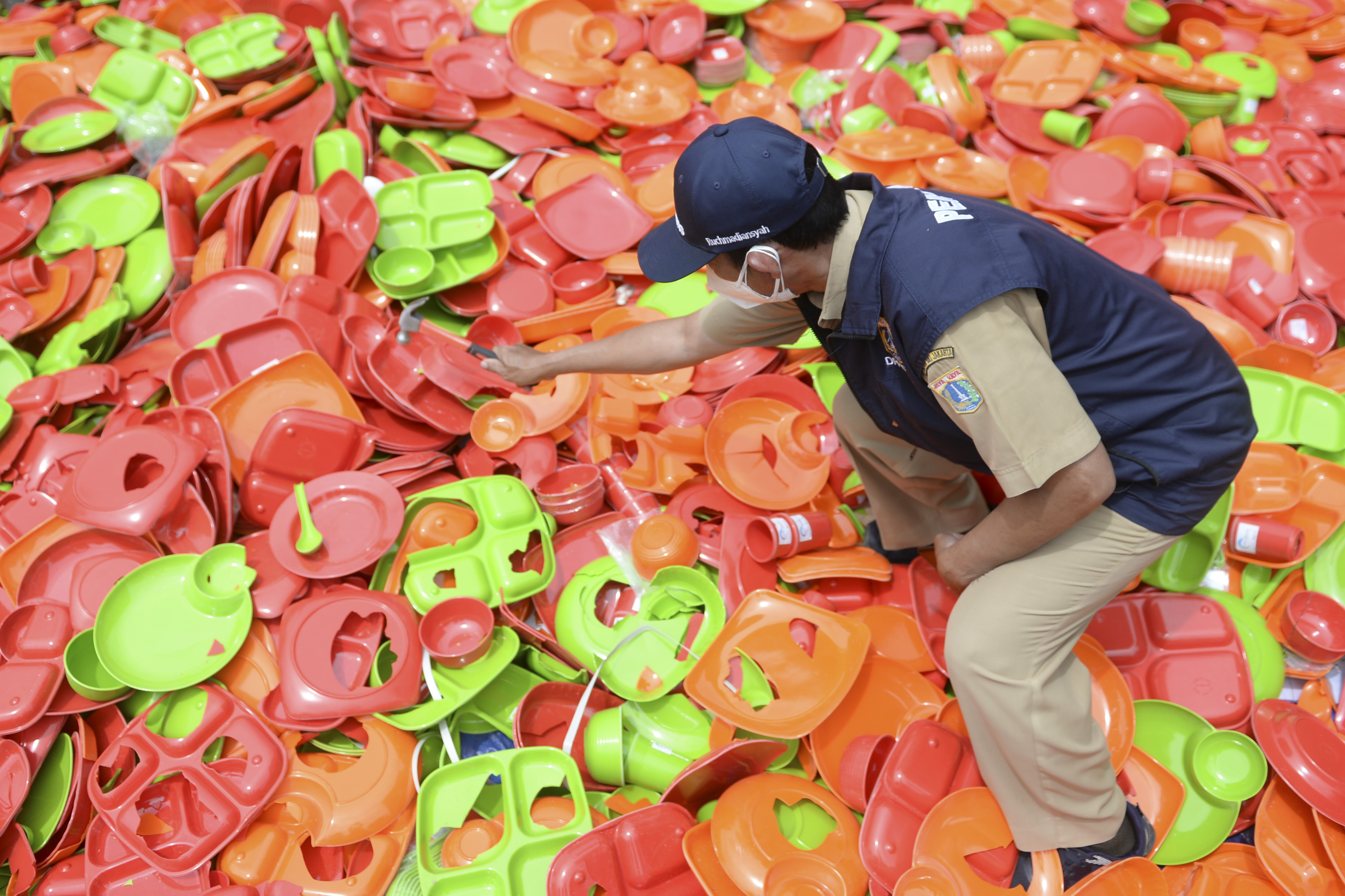 Pemusnahan Produk Melamin Tidak Memenuhi SNI