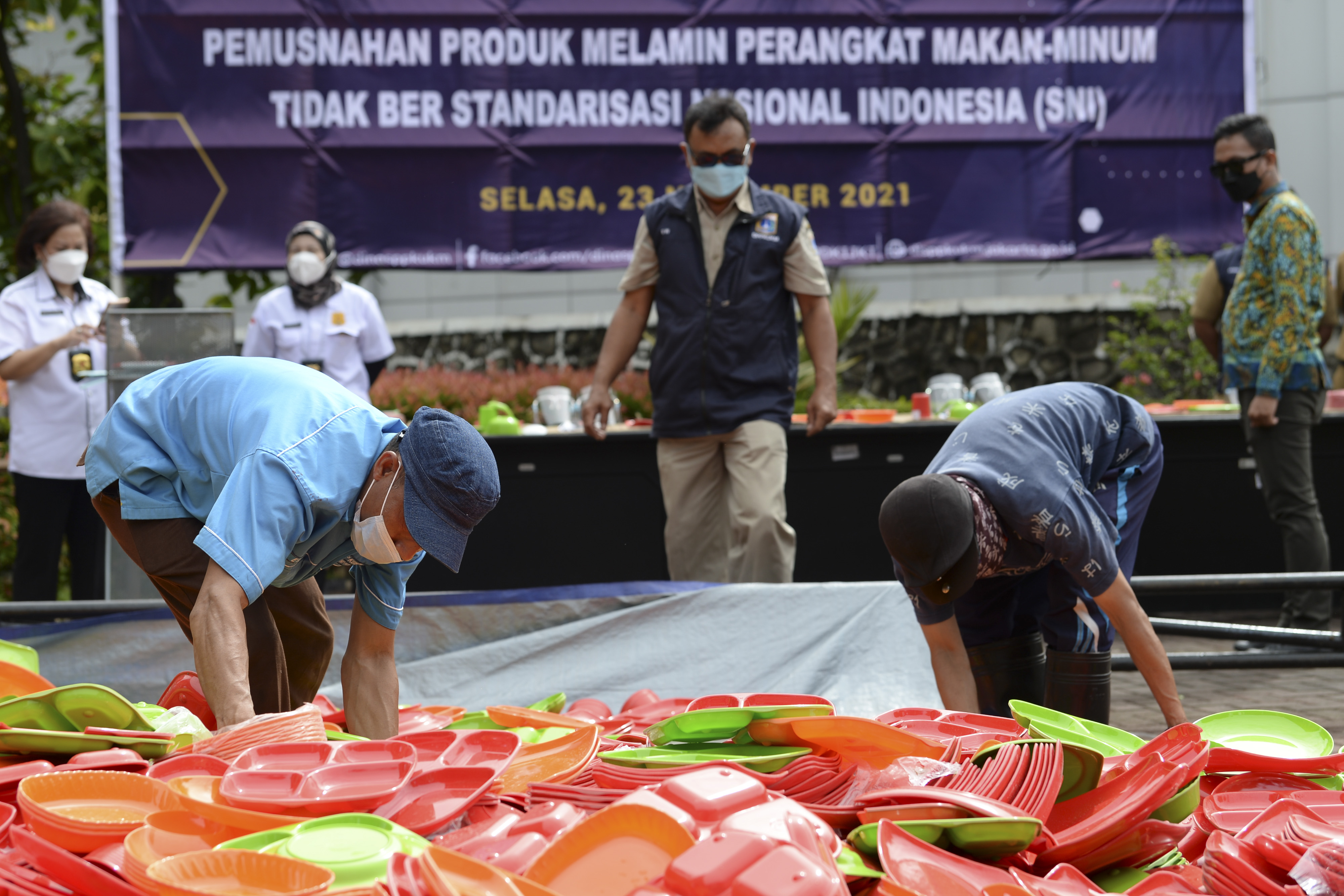 Pemusnahan Produk Melamin Tidak Memenuhi SNI