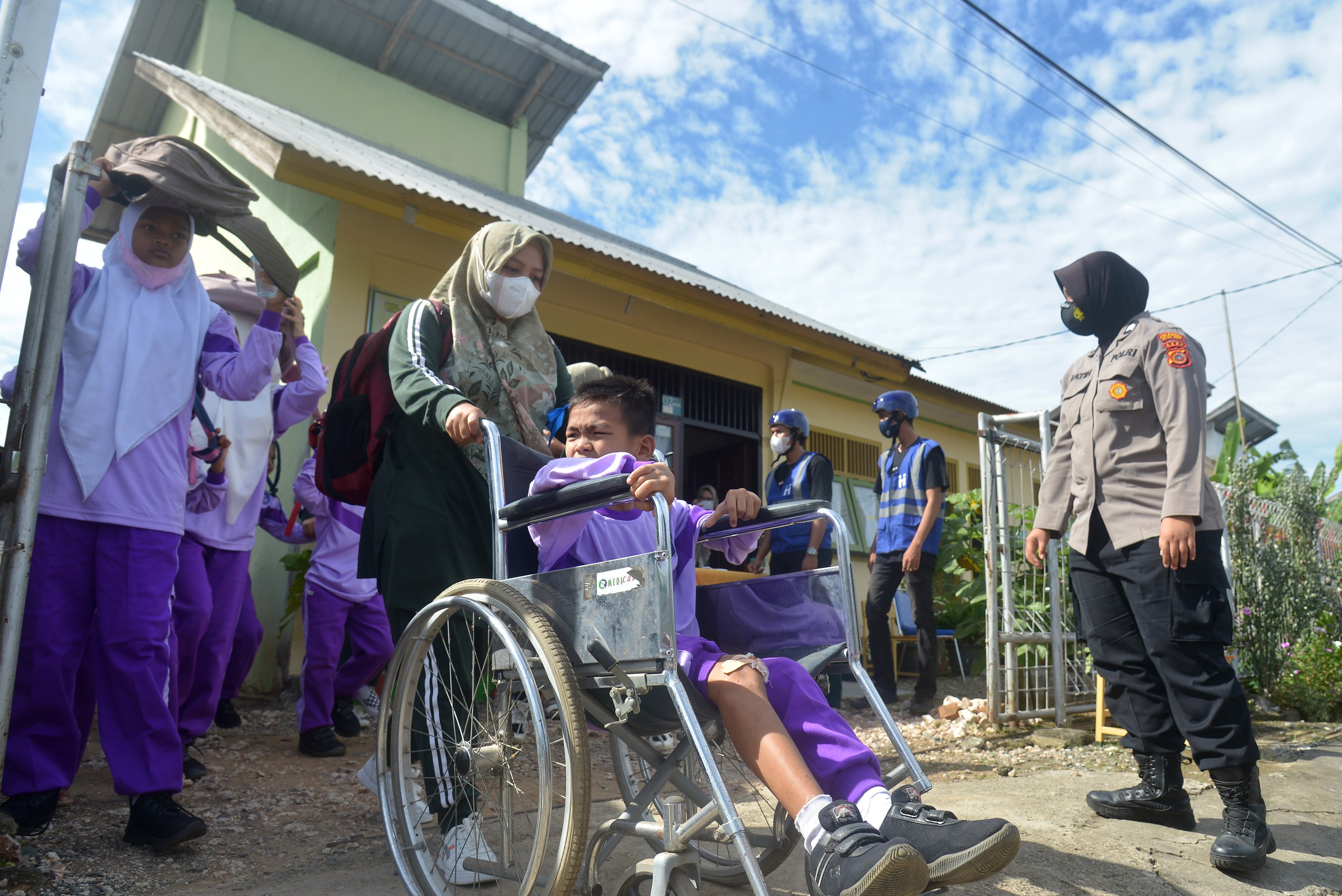 Simulasi Gempa dan Tsunami Siswa SLB