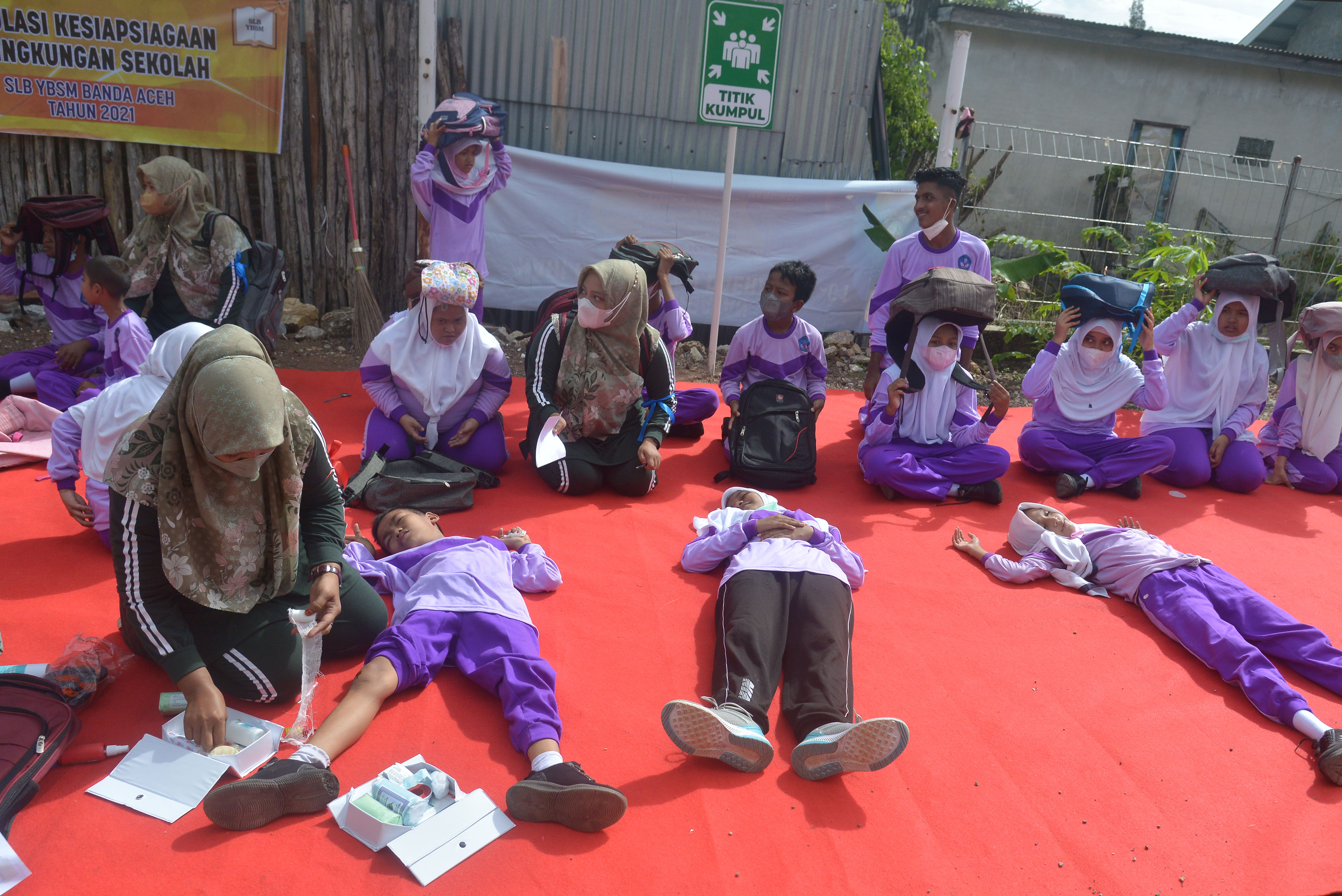 Simulasi Gempa dan Tsunami Siswa SLB
