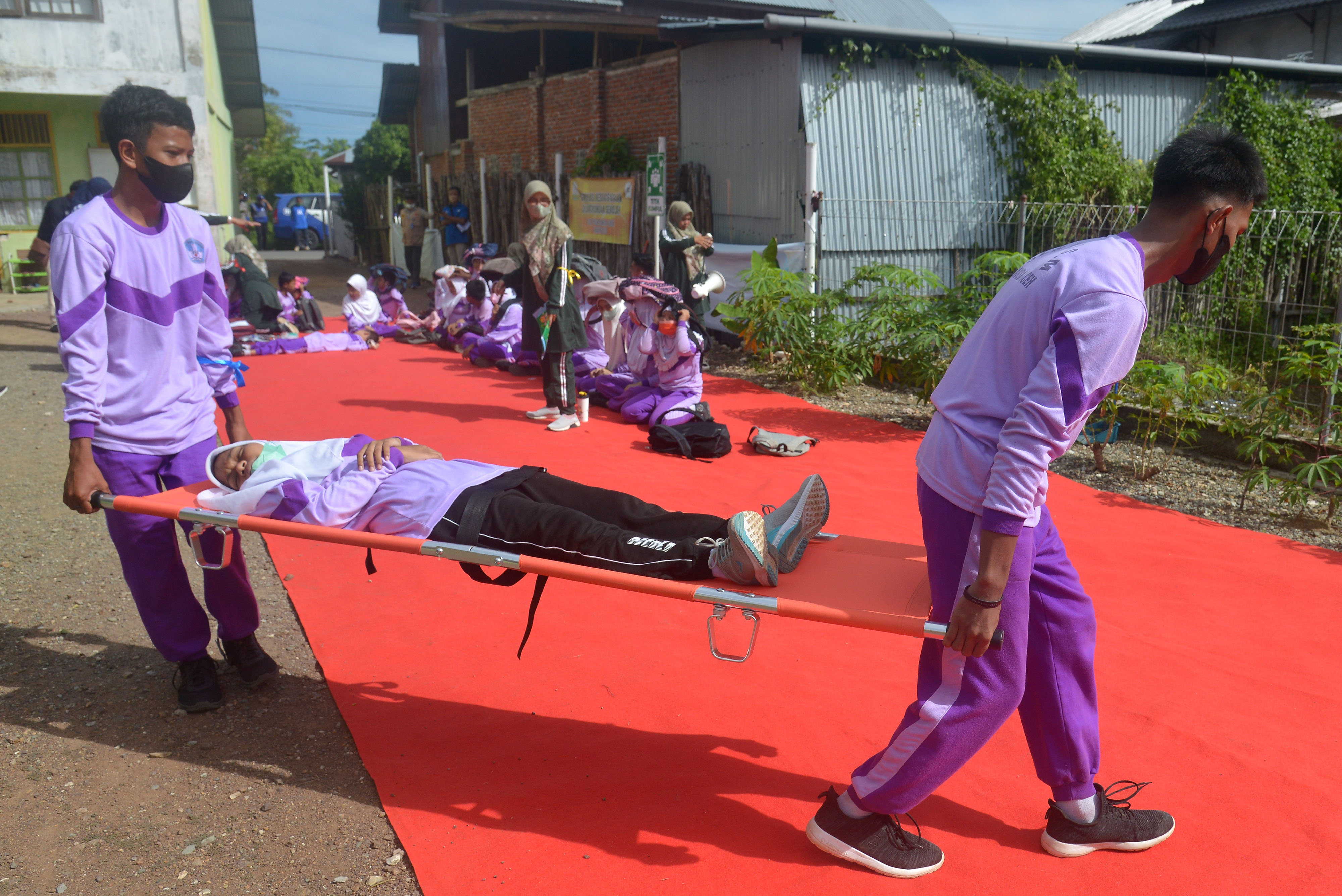 Simulasi Gempa dan Tsunami Siswa SLB