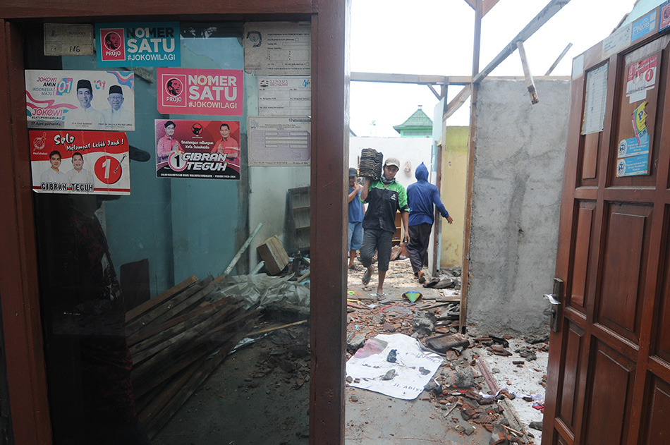 Warga Bongkar Rumahnya Untuk Pembangunan Rel KA Ganda