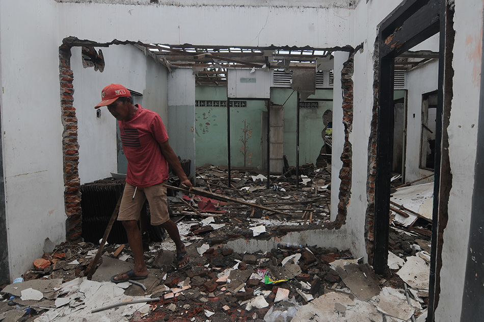 Warga Bongkar Rumahnya Untuk Pembangunan Rel KA Ganda