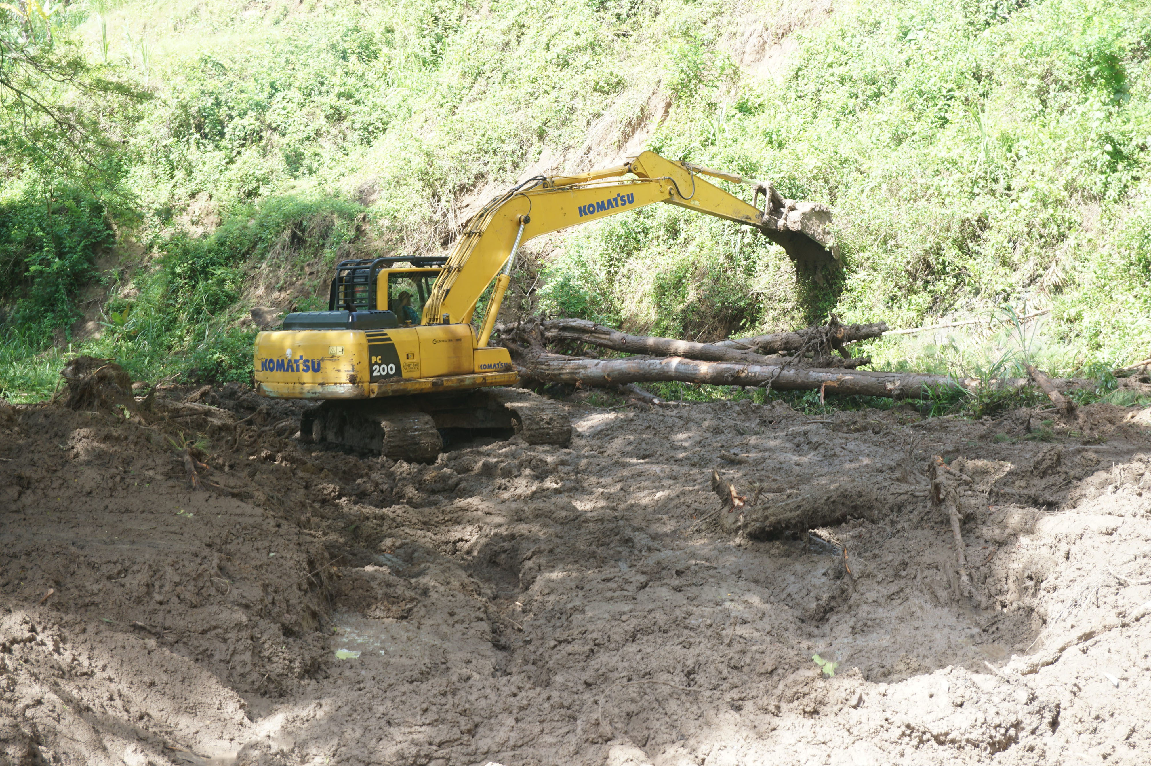 Jalur Selingkar Waduk Wonorejo Tertimbun Longsor