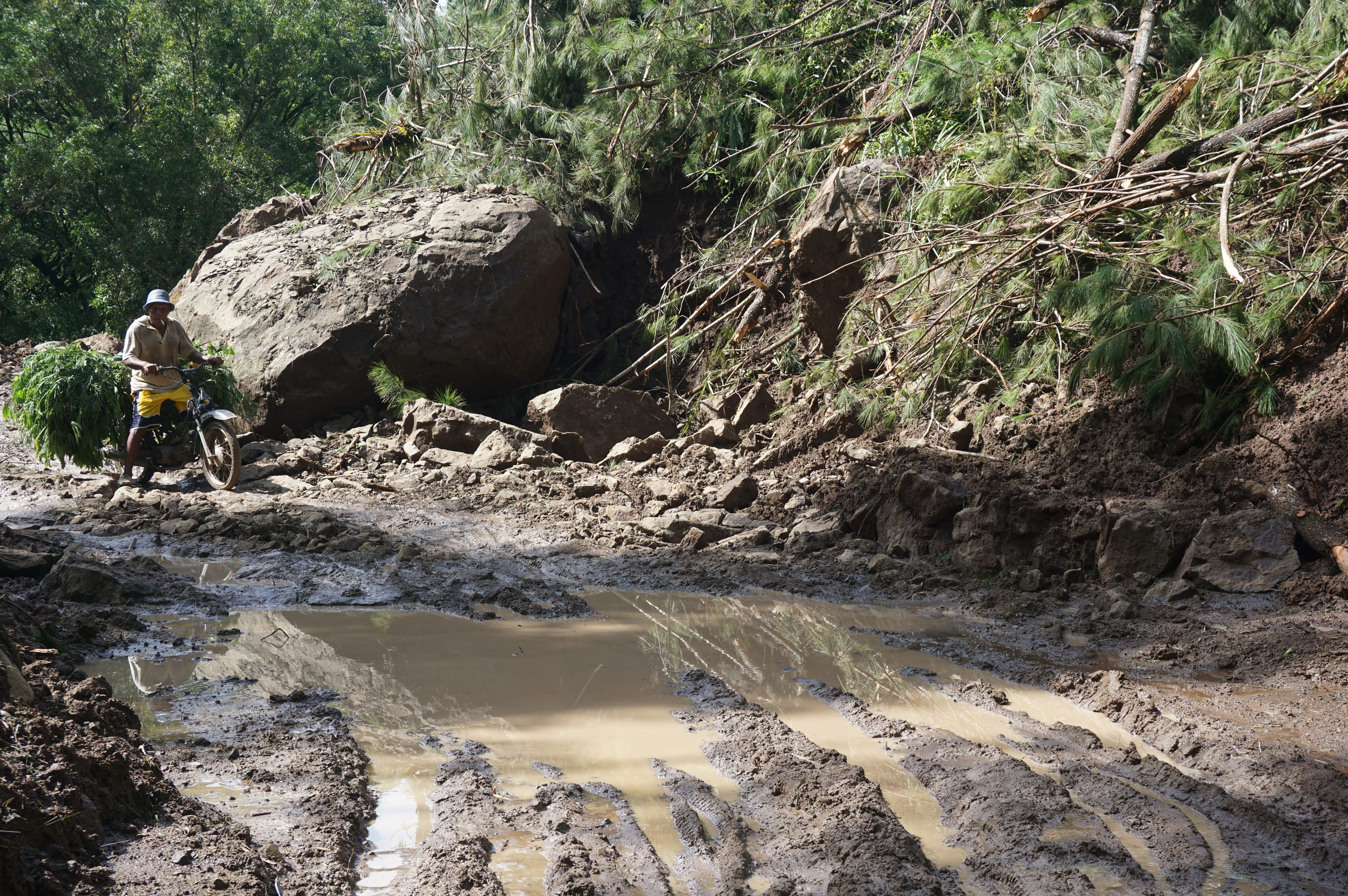 Jalur Selingkar Waduk Wonorejo Tertimbun Longsor