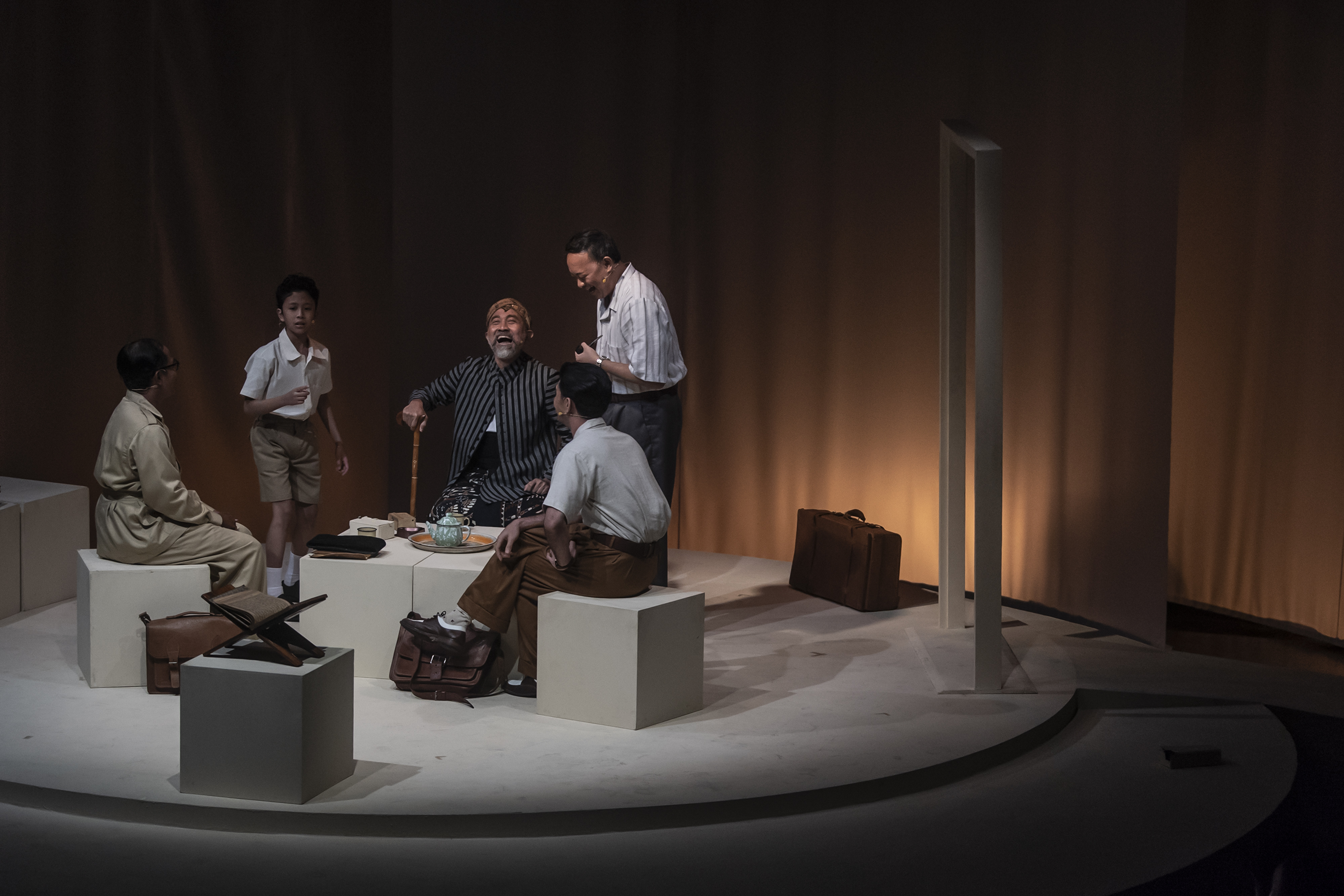 Pementasan Mereka Yang Menunggu Di Bandara Naira