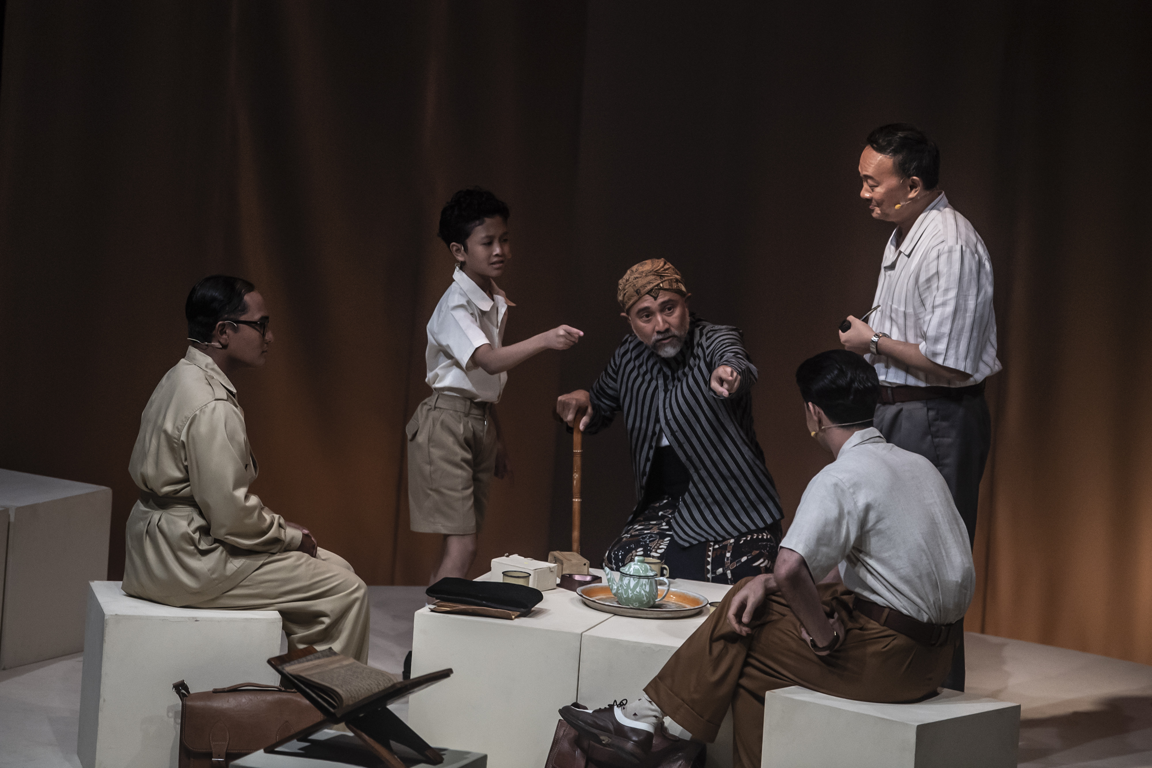 Pementasan Mereka Yang Menunggu Di Bandara Naira