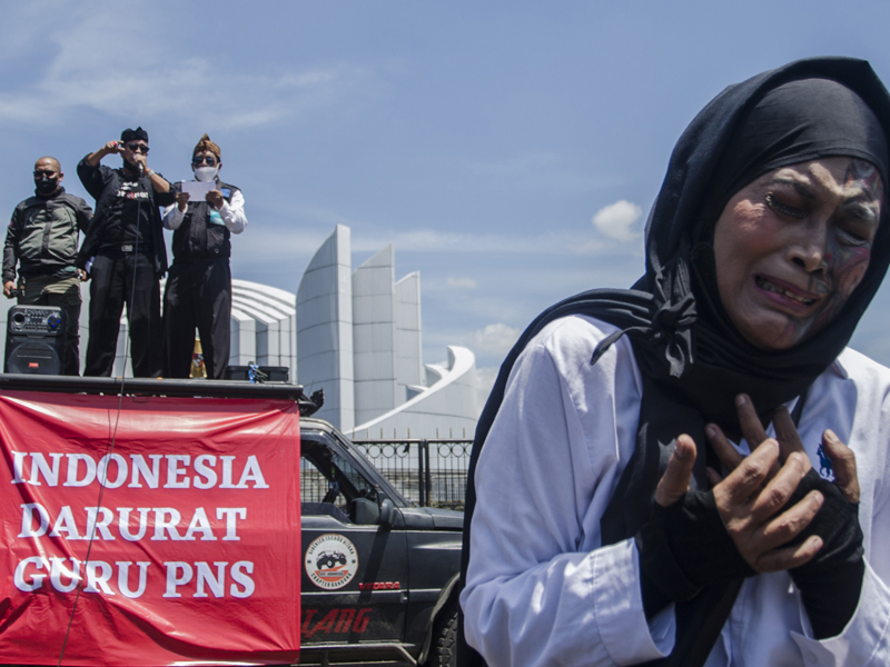 Meminta Pememrintah Mengangkat Guru Honorer